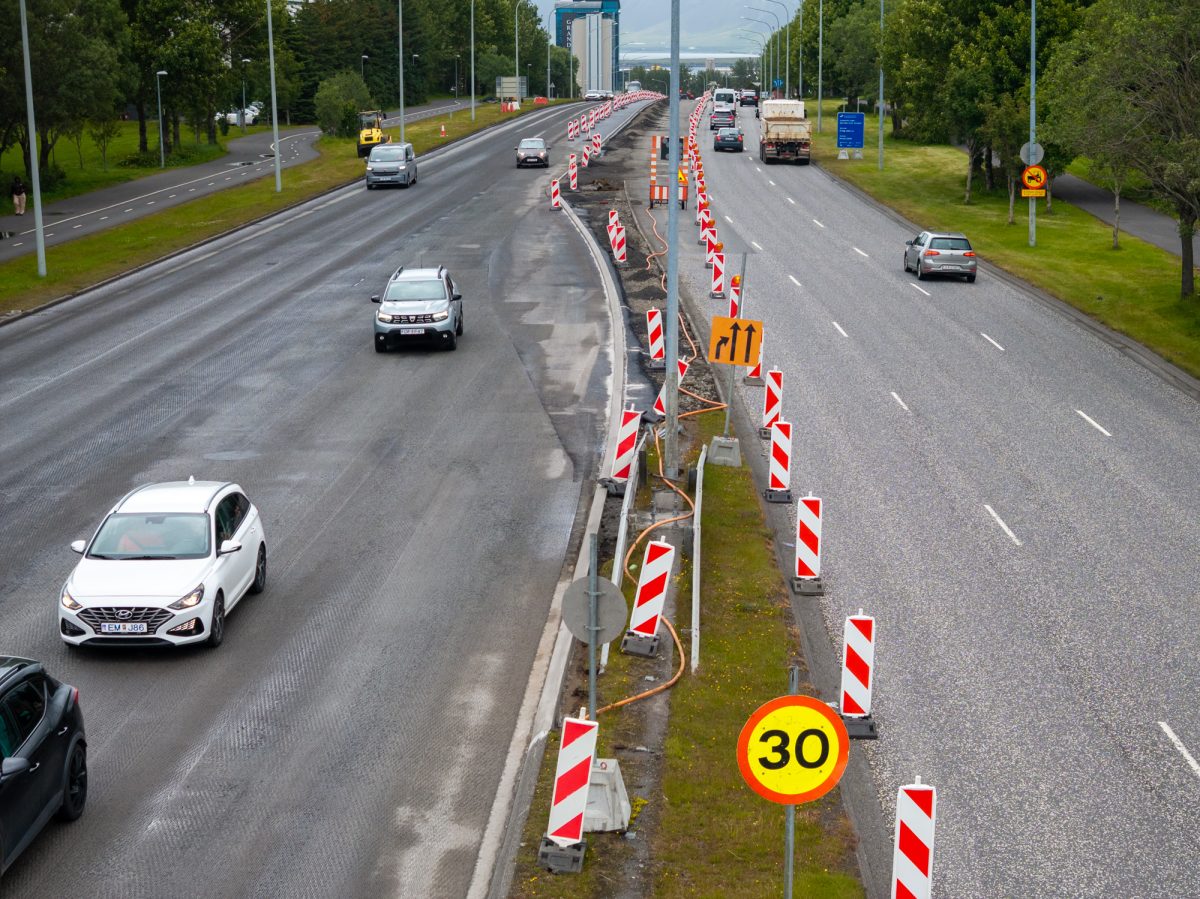 Hraði í gegnum framkvæmdasvæðið hefur verið lækkaður í 30 km/klst meðan á framkvæmdum stendur