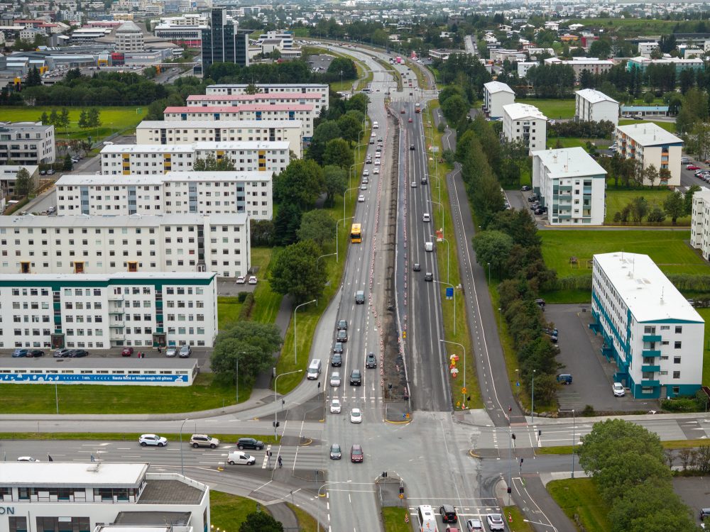 Framkvæmdir við nýja sérrein strætó og almenna akrein ganga vel og er verkið á áætlun.