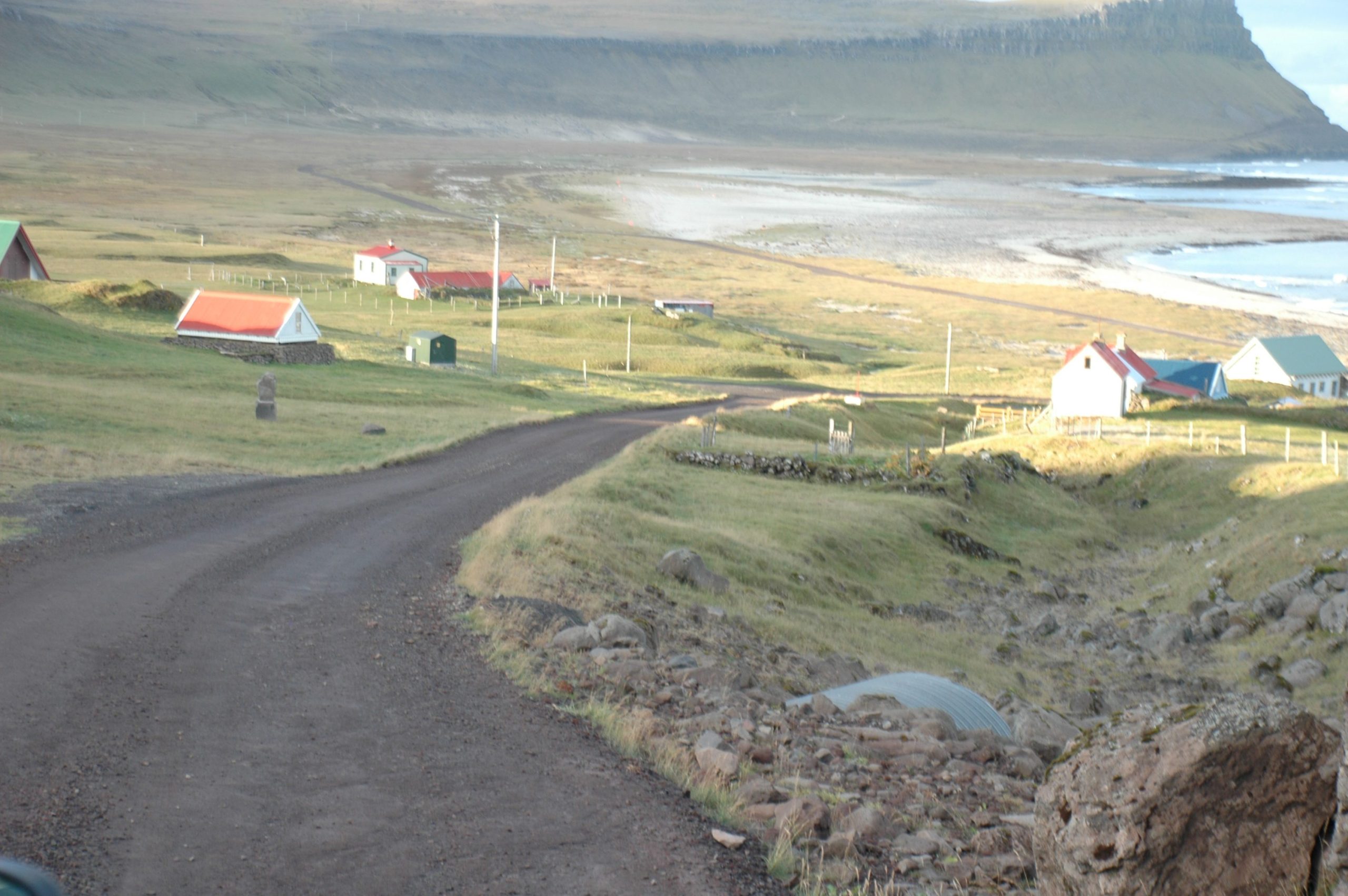 Vegurinn liggur nú í gegnum byggðina í Hvallátrum en verður færður út fyrir hana.