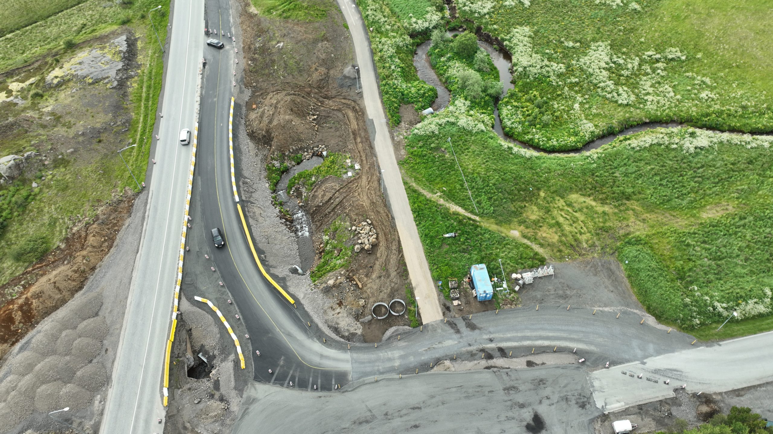 Innifalið í verkinu er gerð á nýju ræsi fyrir Lónsá undir Hringveg en það mun liggja þvert undir nýja hringtorgið.