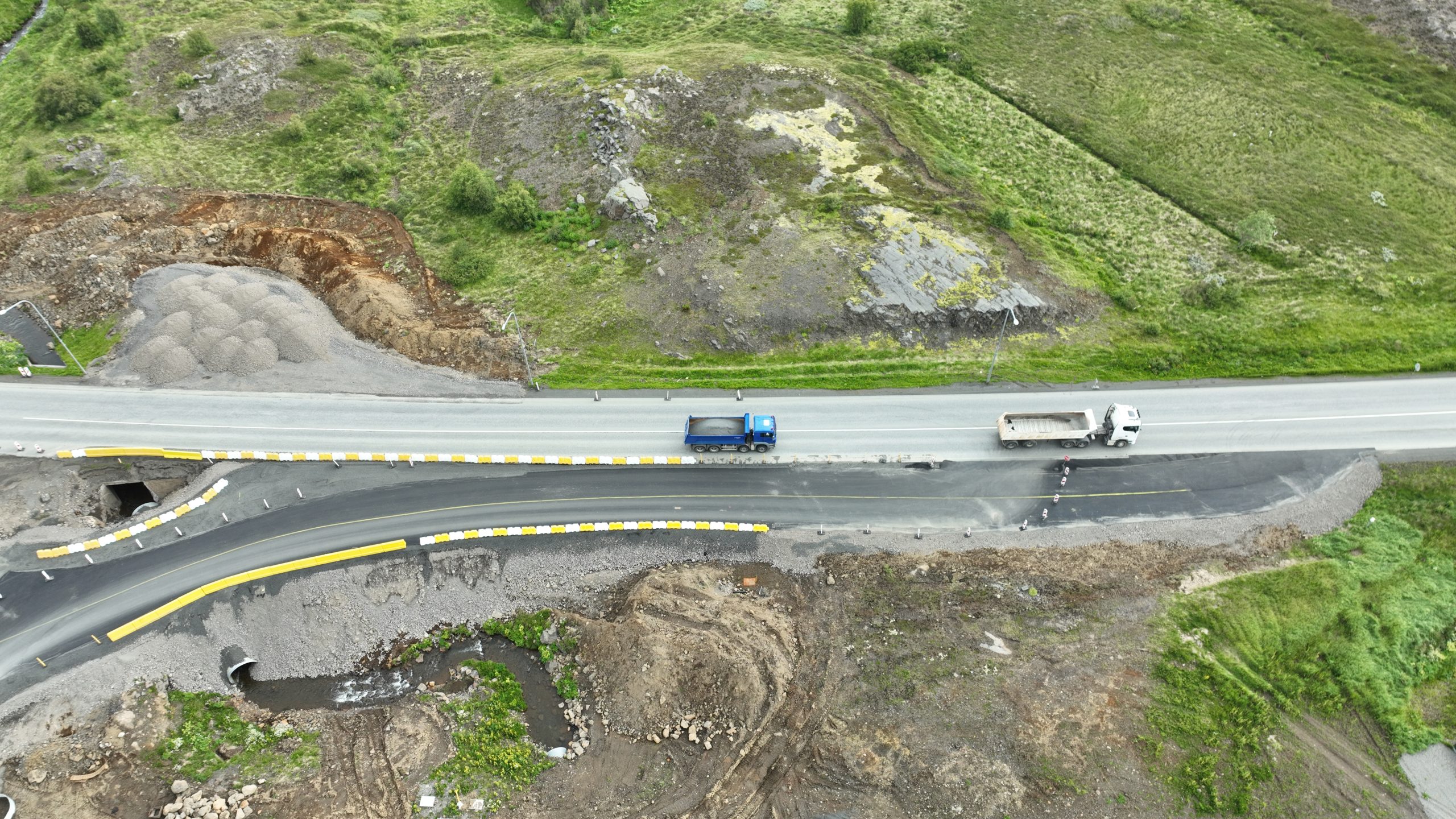 Innifalið í verkinu er gerð á nýju ræsi fyrir Lónsá undir Hringveg en það mun liggja þvert undir nýja hringtorgið.