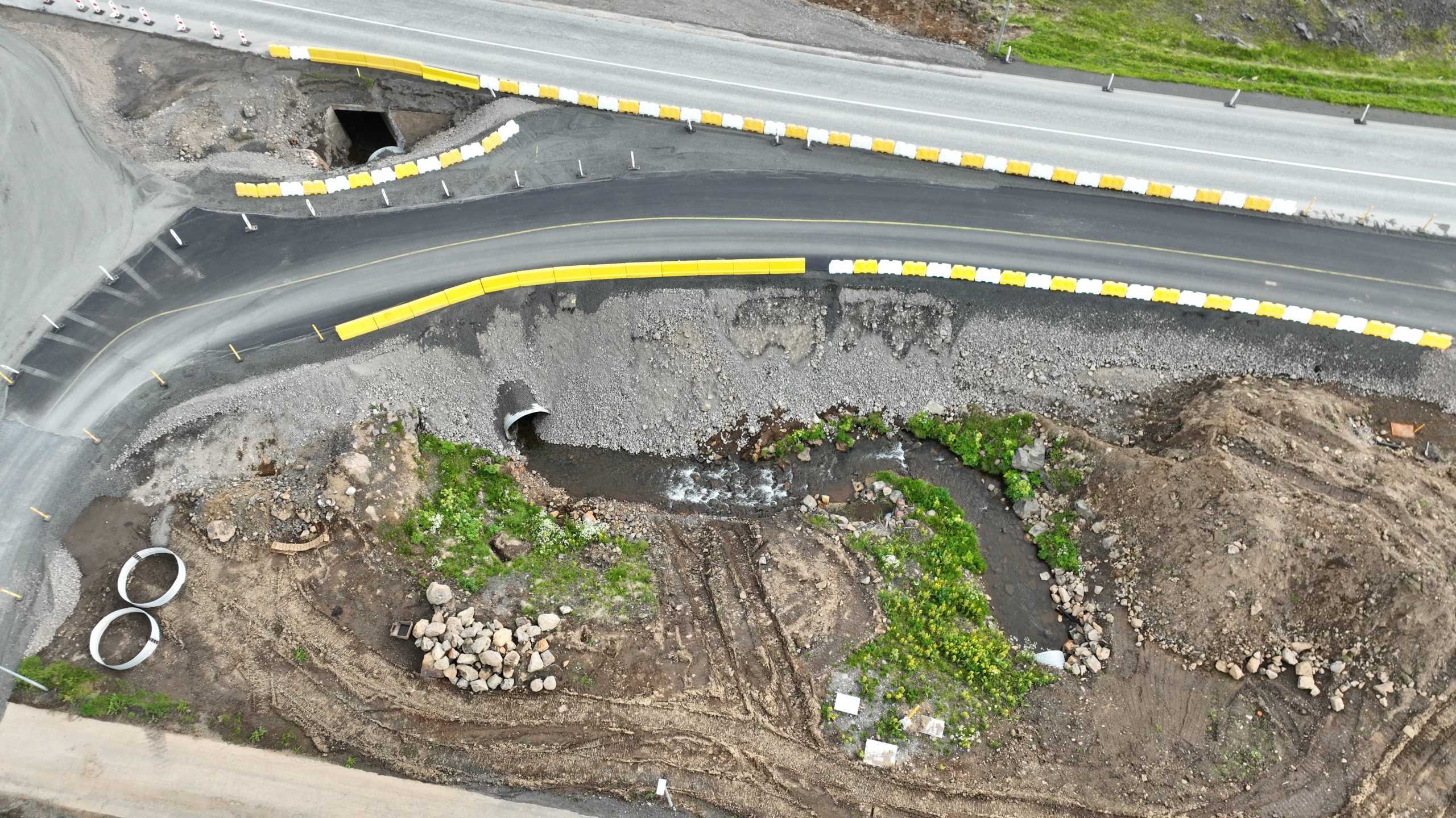 Innifalið í verkinu er gerð á nýju ræsi fyrir Lónsá undir Hringveg en það mun liggja þvert undir nýja hringtorgið.