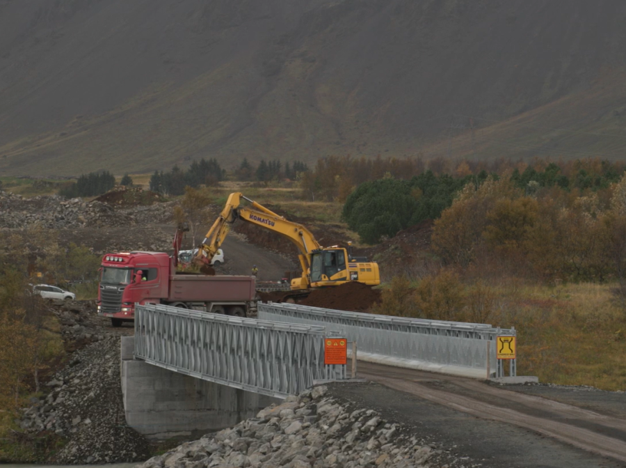Tré flutt úr Efri-Laugardælaeyju