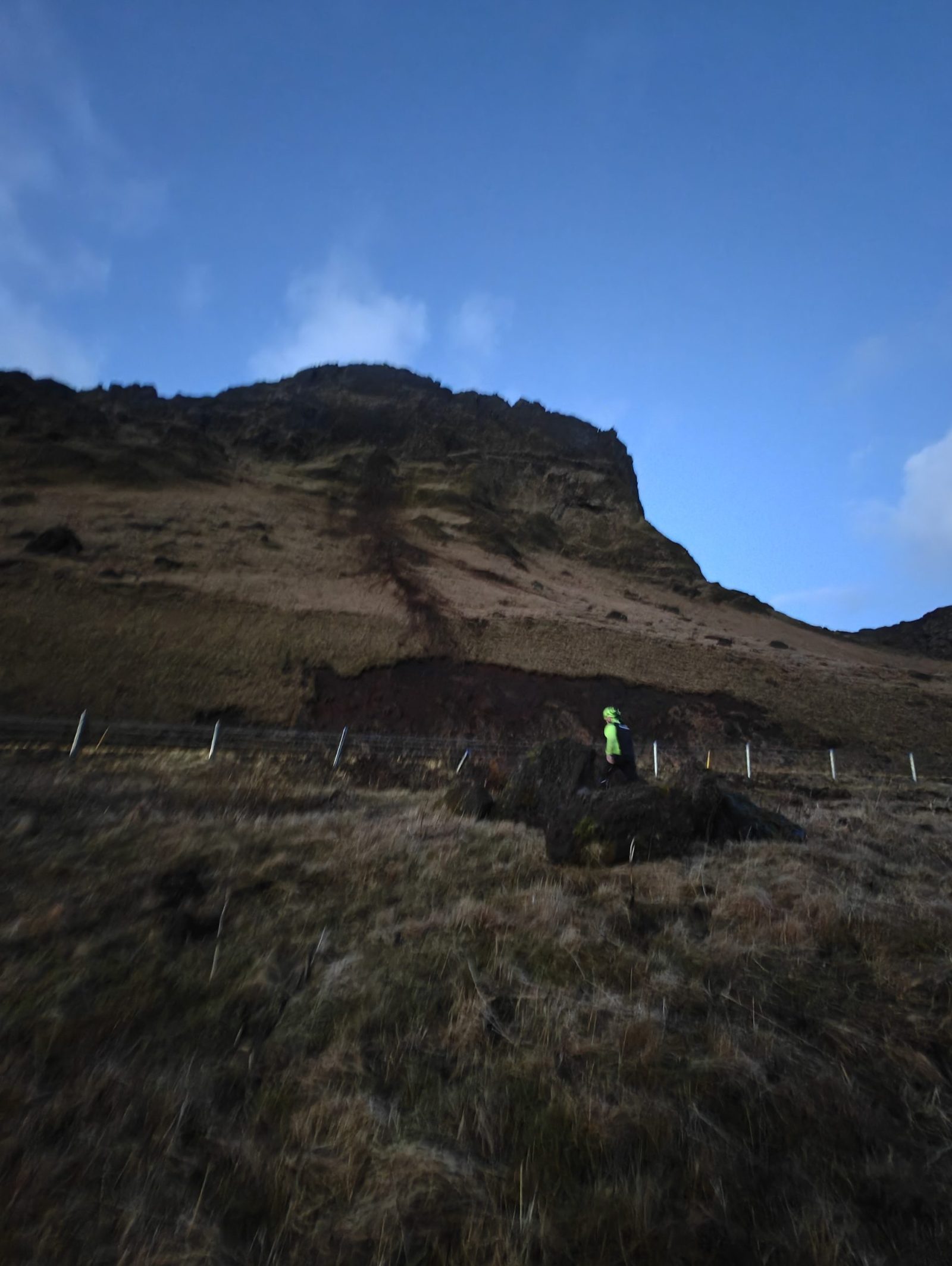 Stærðarinnar grjót hrundi úr Reynisfjalli yfir Hringveg í lok árs 2025 og mikil mildi að enginn varð fyrir því.