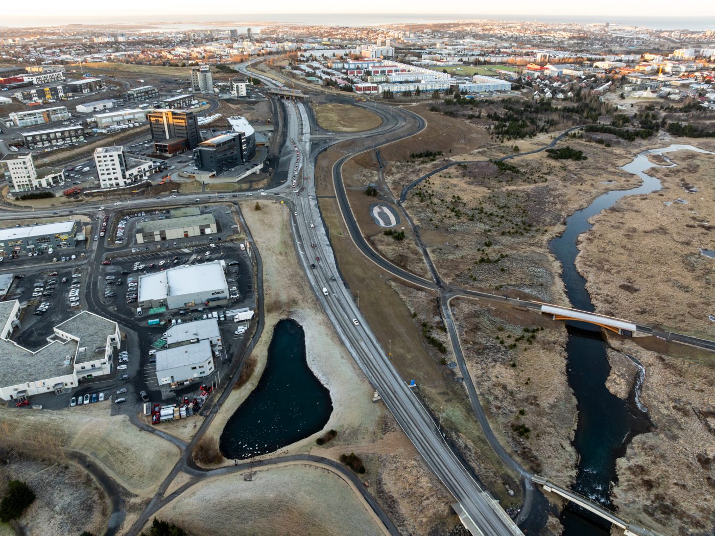 Yfirlitsmynd af nýju og gömlu brúnni og hluta af nýjum Arnarnesvegi.