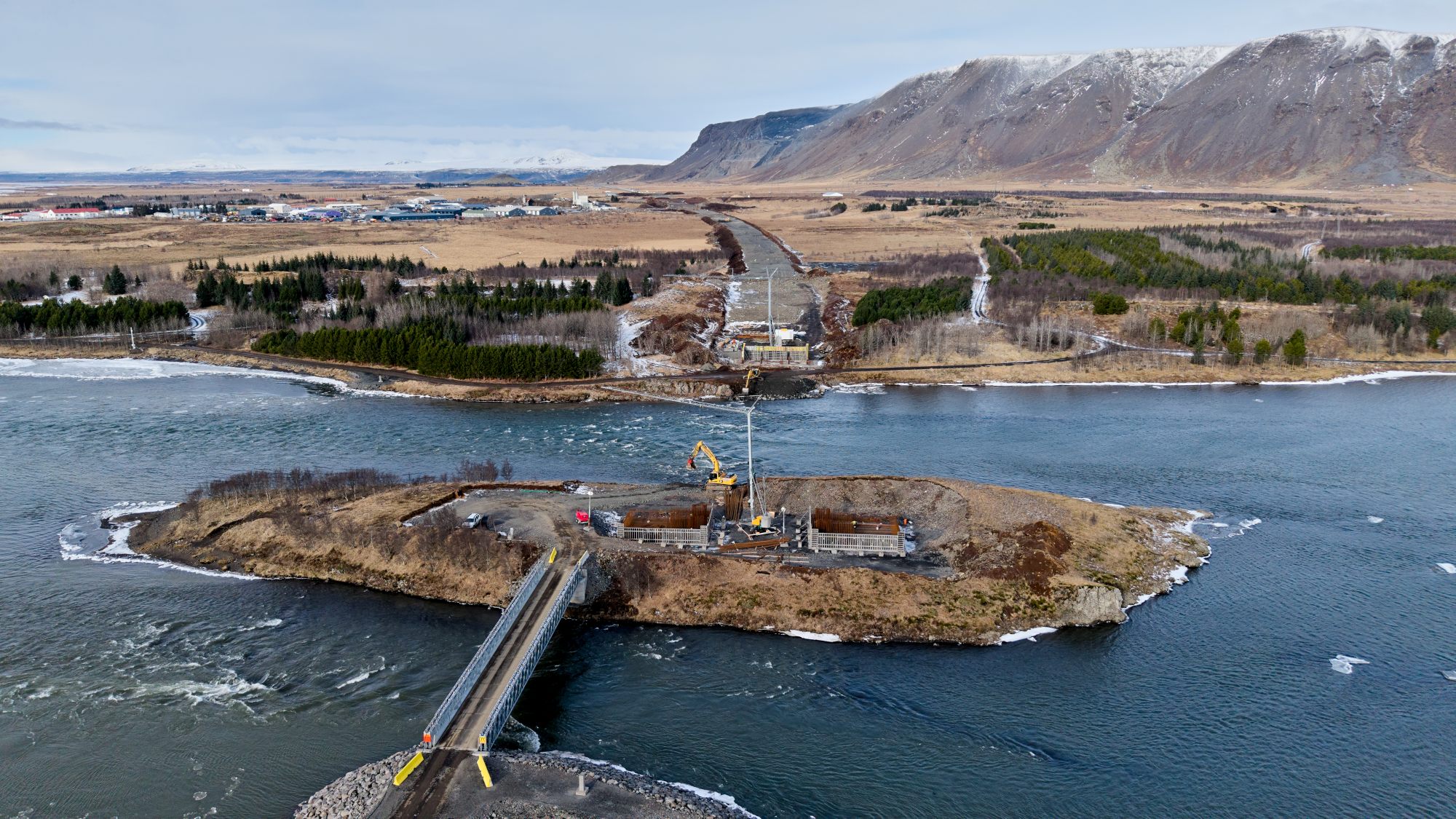 Í Laugardælaeyju er lokið fyllingu og steypu þrifalags og unnið við uppslátt og járnbendingu fyrir undirstöðu turnsins sem mun rísa í eyjunni.