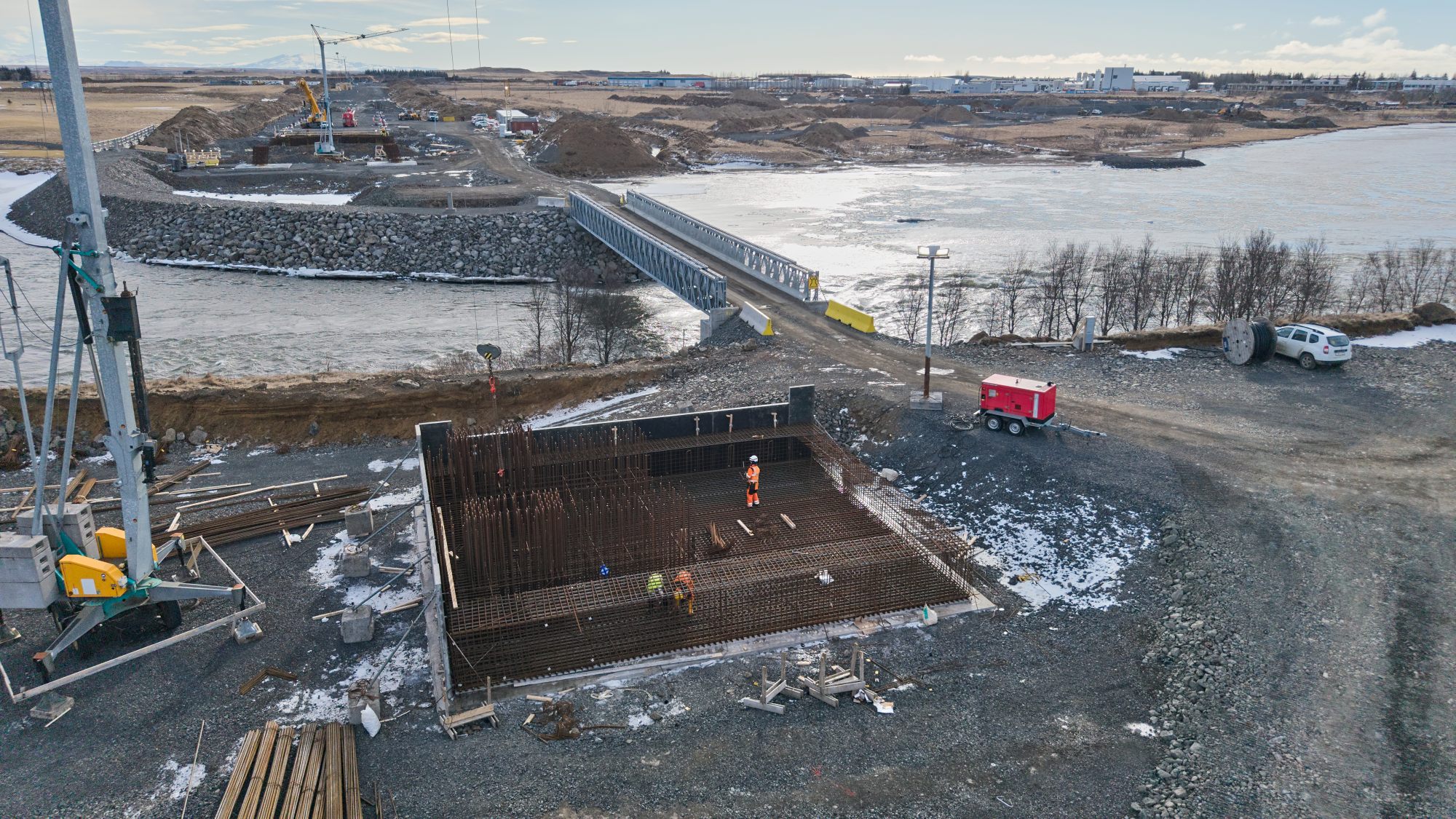 Búið er að steypa undirstöður landstöpla Ölfusárbrúar og unnið við uppslátt stöpla ofan á þær.