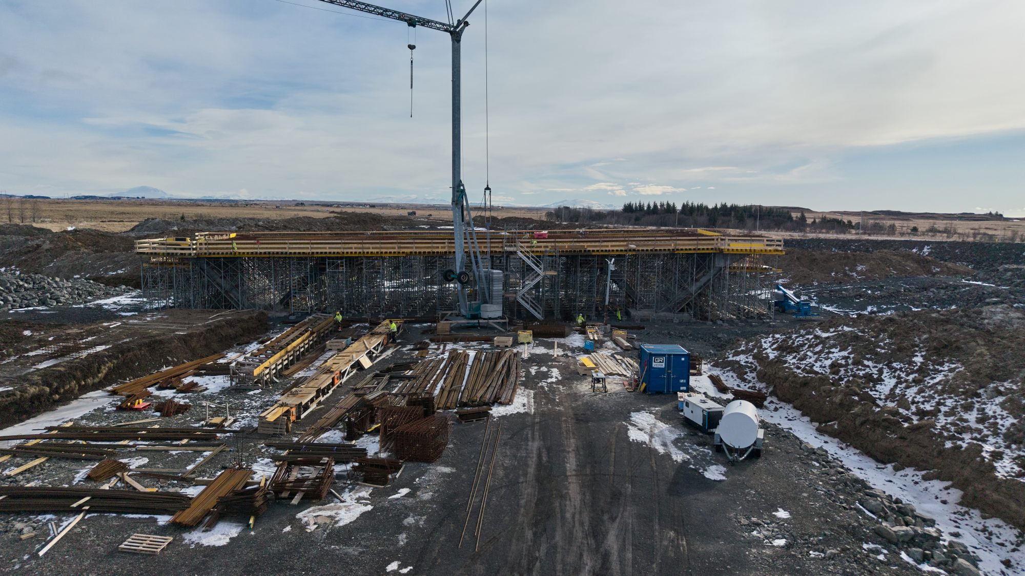 Austan við Selfoss er unnið við byggingu vegbrúar sem reist verður yfir nýja hluta Hringvegarins. Lokið er við uppsteypu stöpla brúarinnar og nú unnið við undirslátt brúardekksins sem áætlað er að steypa um næstu mánaðarmót.