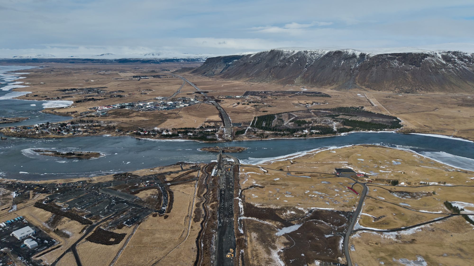 Vegstæðið horft til vesturs yfir Ölfusá.