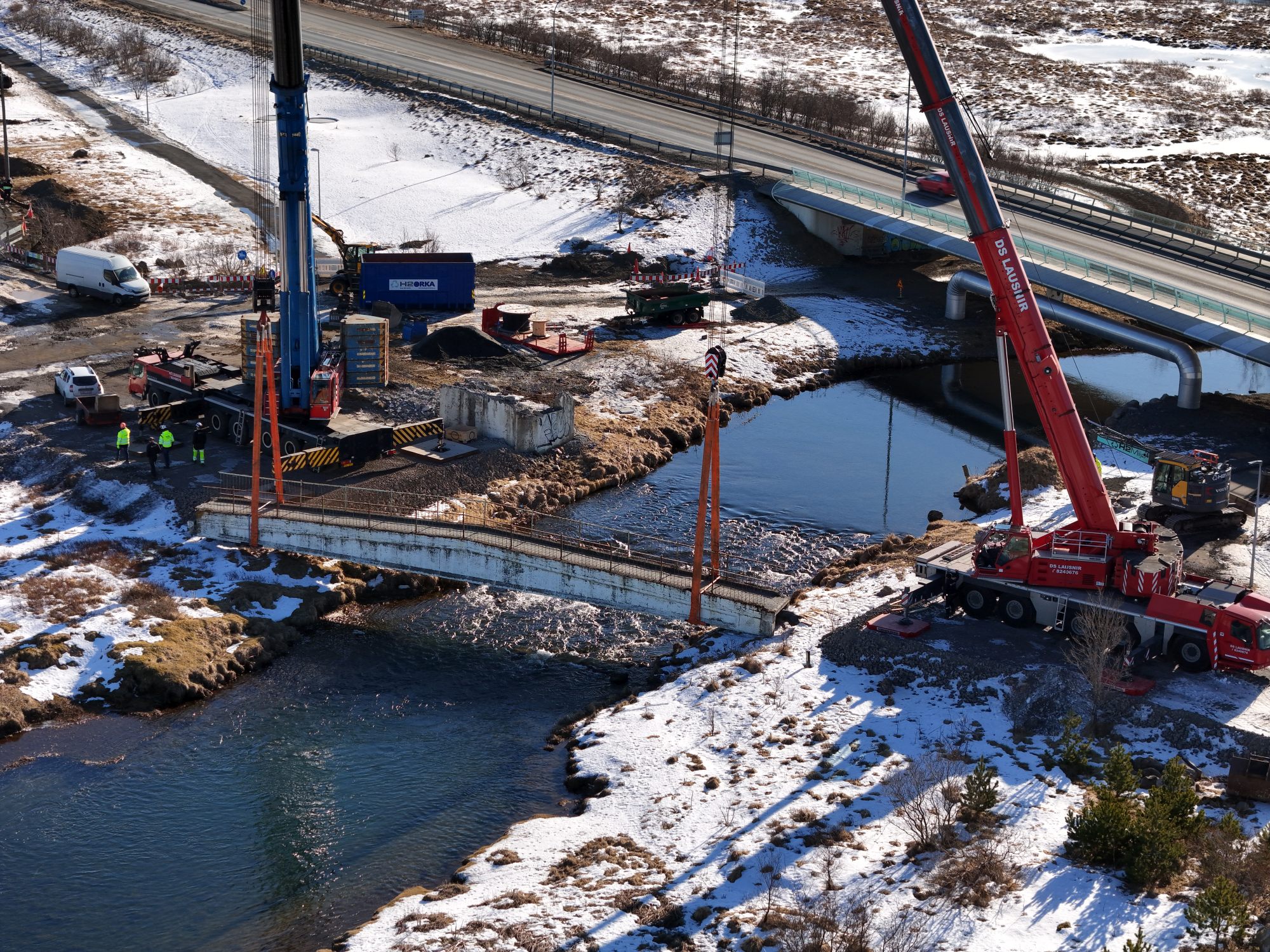 Brúin var hífð af stöplum sínum og verður bútuð niður næstu daga