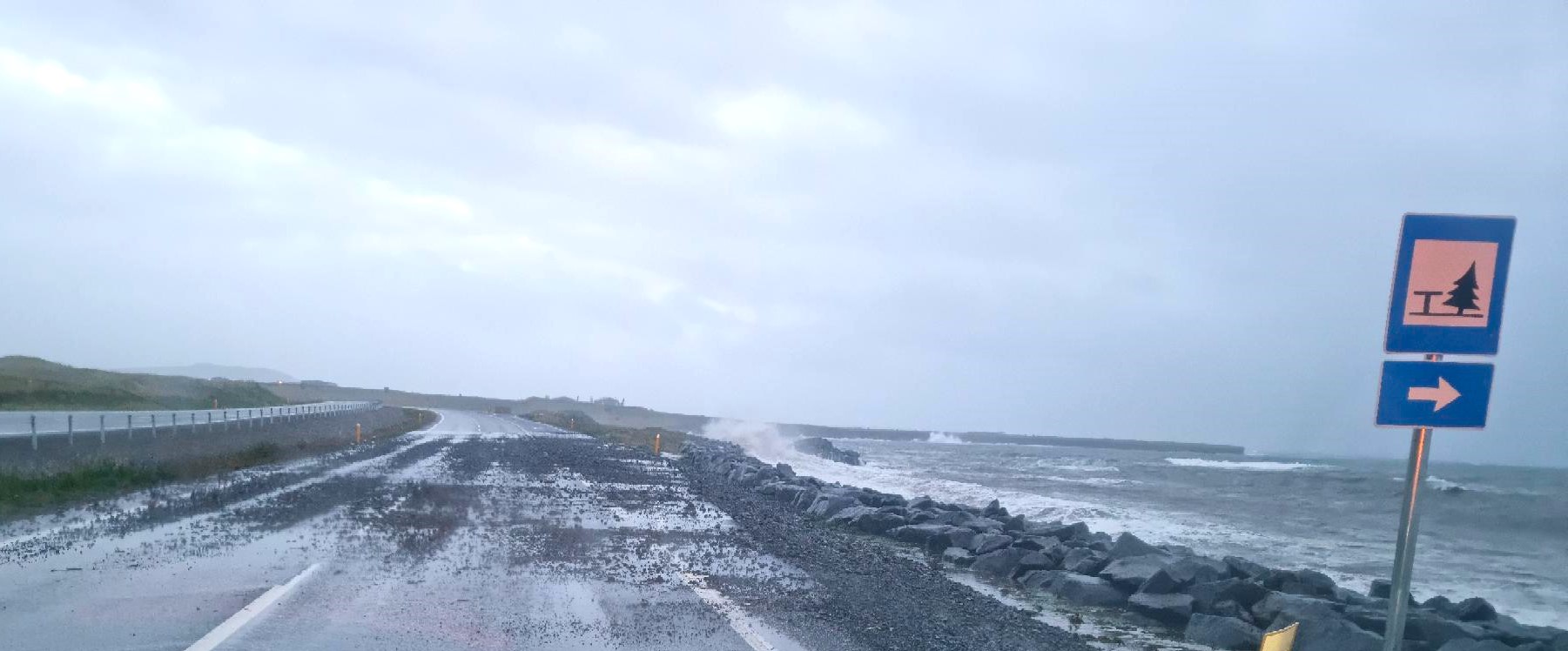 Grjóti hefur rignt yfir þjóðveginn í verstu veðrum og skapað hættu fyrir vegfarendur.