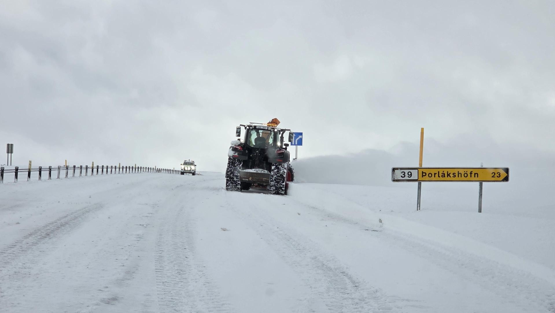 Vegir lokuðust vegna veðurs.