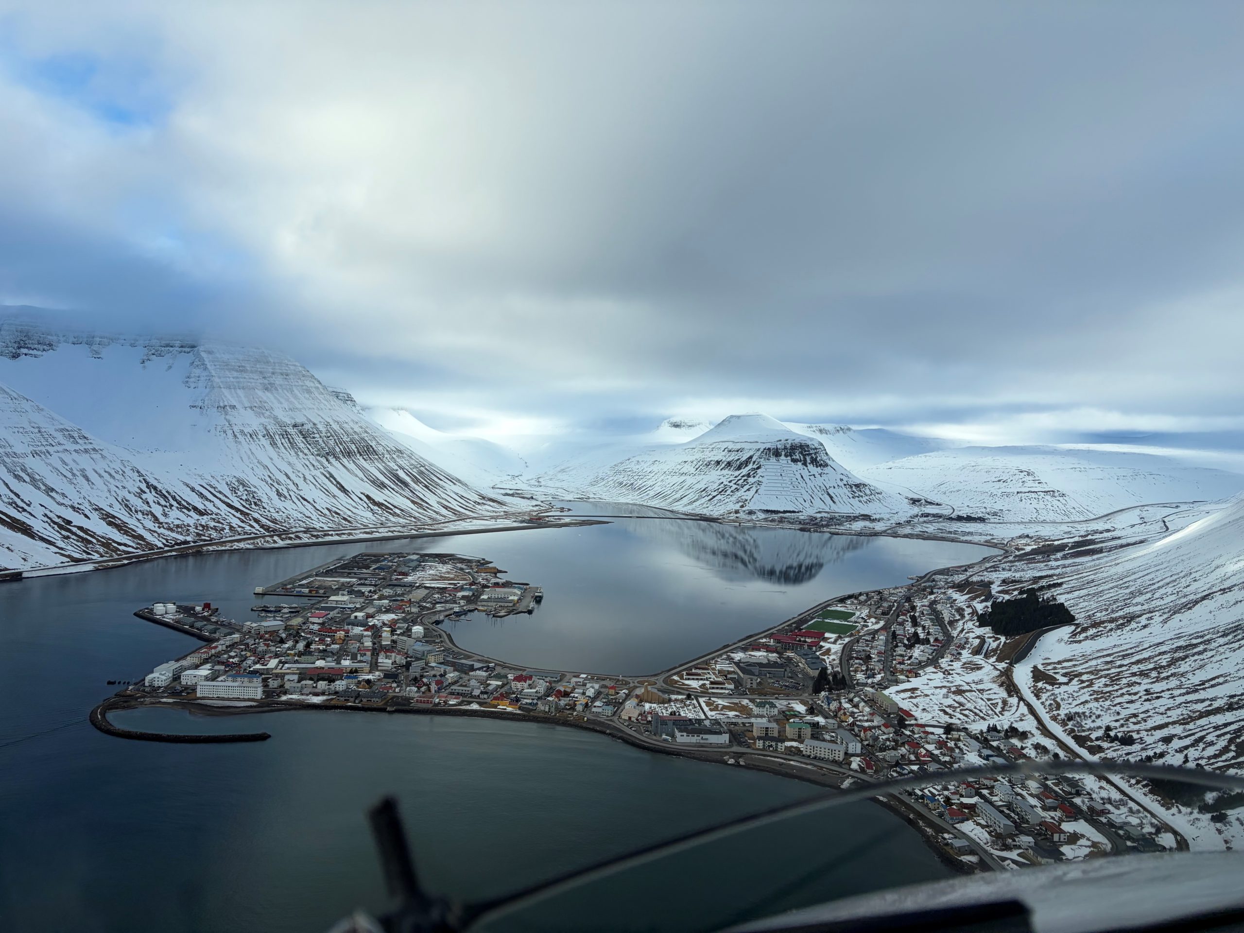 Flogið yfir Ísafjörð.