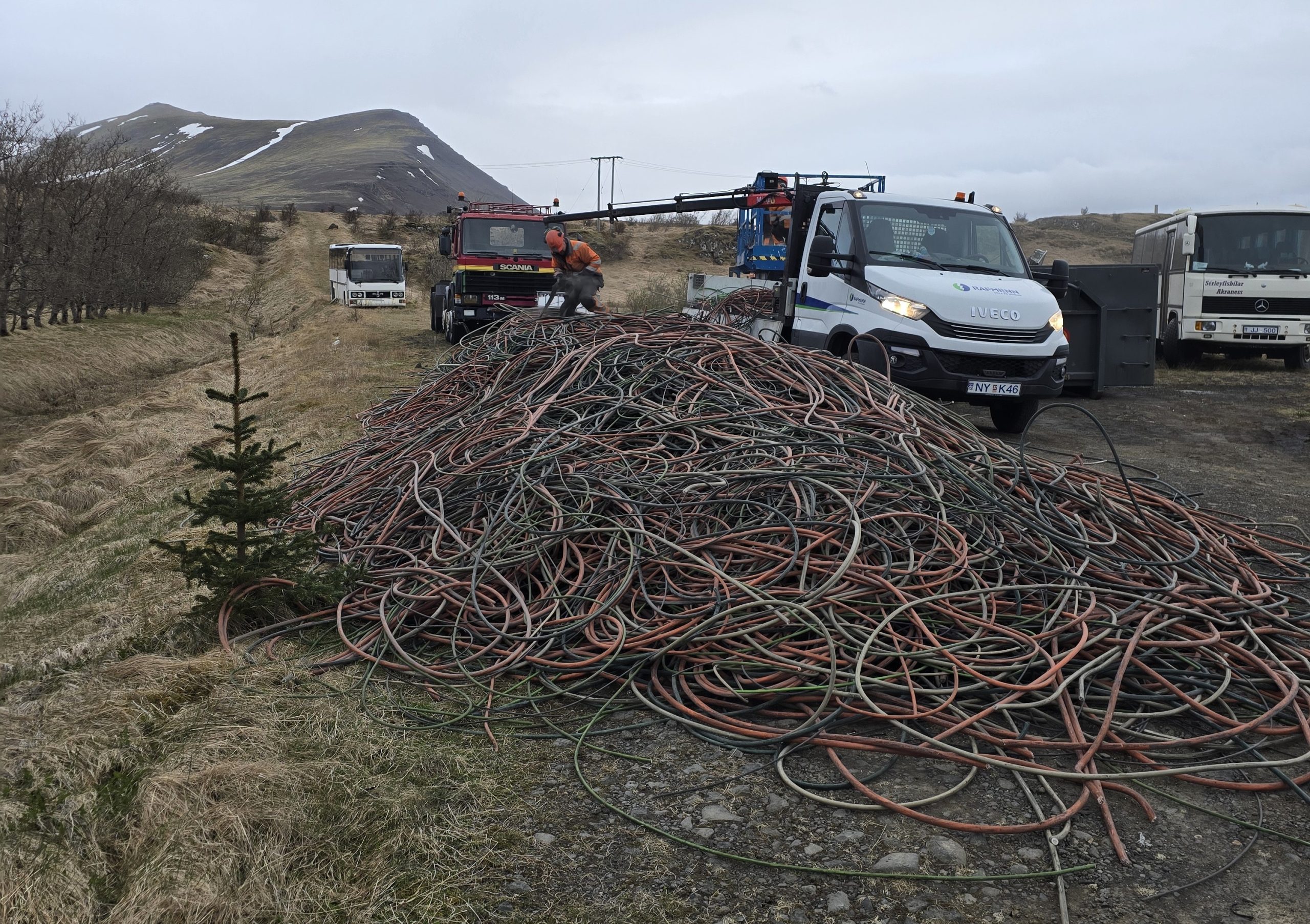 Mikið magn af gömlum strengjum féll til við endurnýjun lýsingar í Hvalfjarðargöngum.