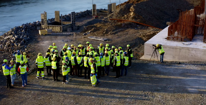 Fjölskylduganga um verkstað Ölfusárbrúar í maí 2026.