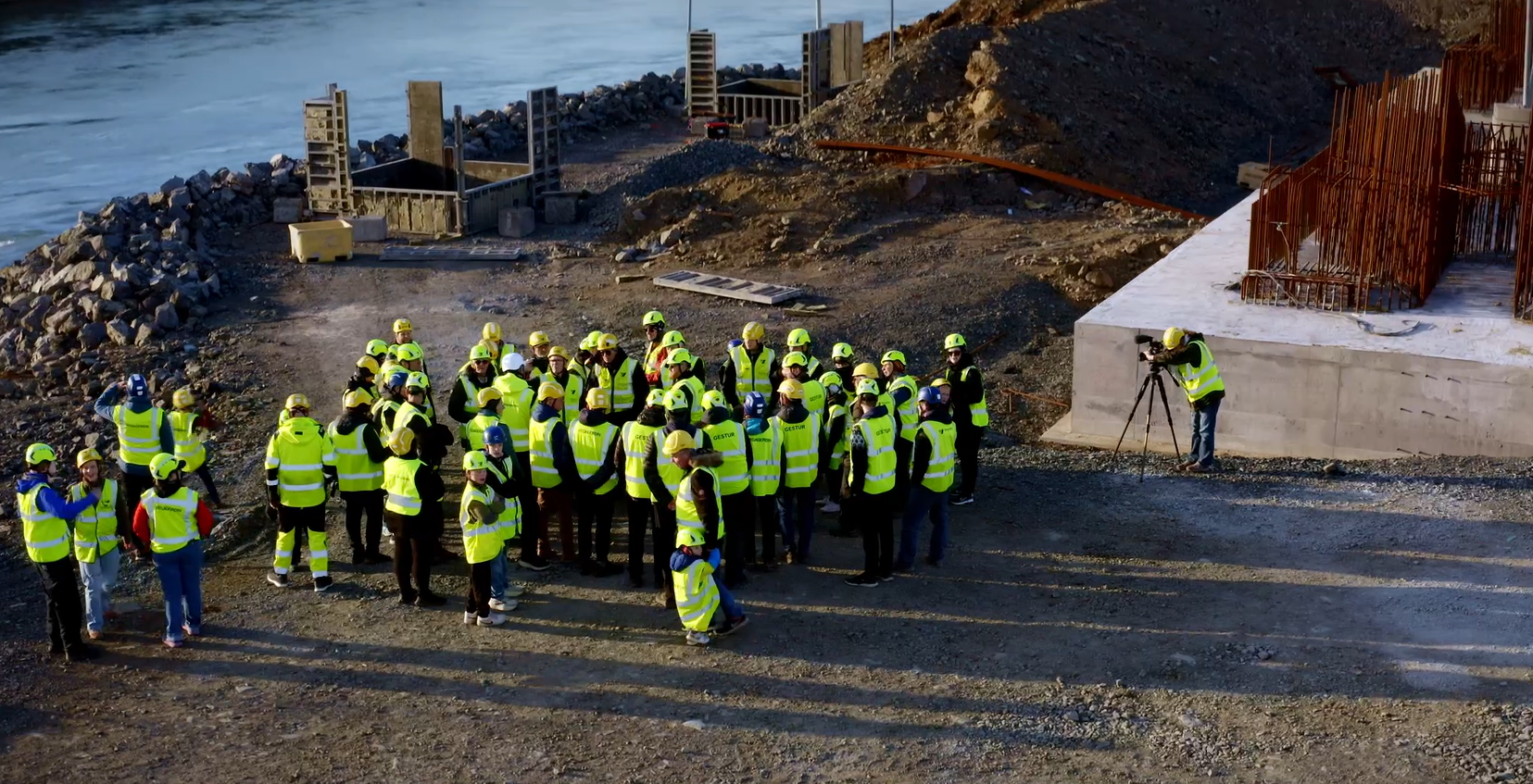 Fjölskylduganga um verkstað Ölfusárbrúar í maí 2026.