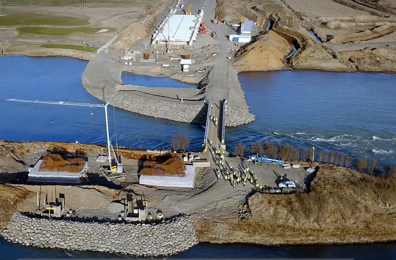 Fjölskylduganga um verkstað Ölfusárbrúar í maí 2026.