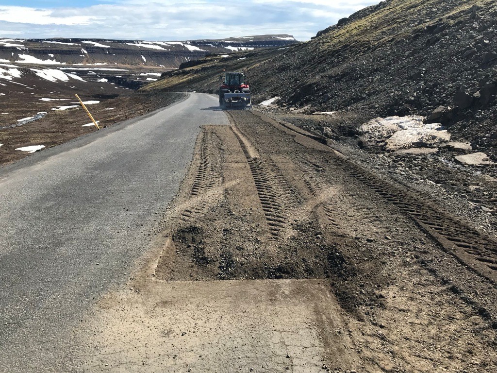 Unnið er að því að fræsa yfirborð Bíldudalsvegar þar sem ástand hans er orðið það slæmt að ákveðið hefur verið að gera hann að malarvegi.