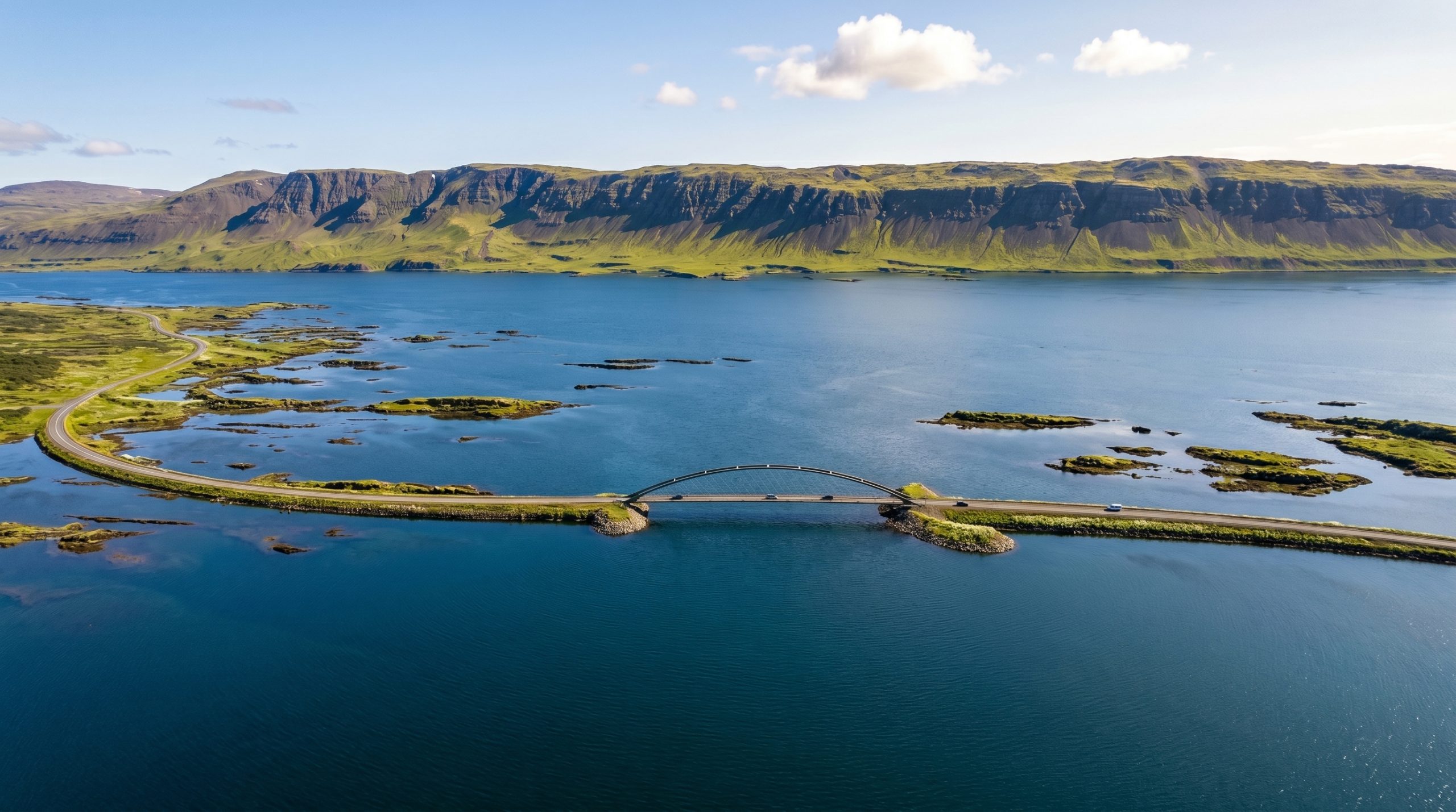 Tölvugerð mynd af brúnni yfir Djúpafjörð að sumri til.