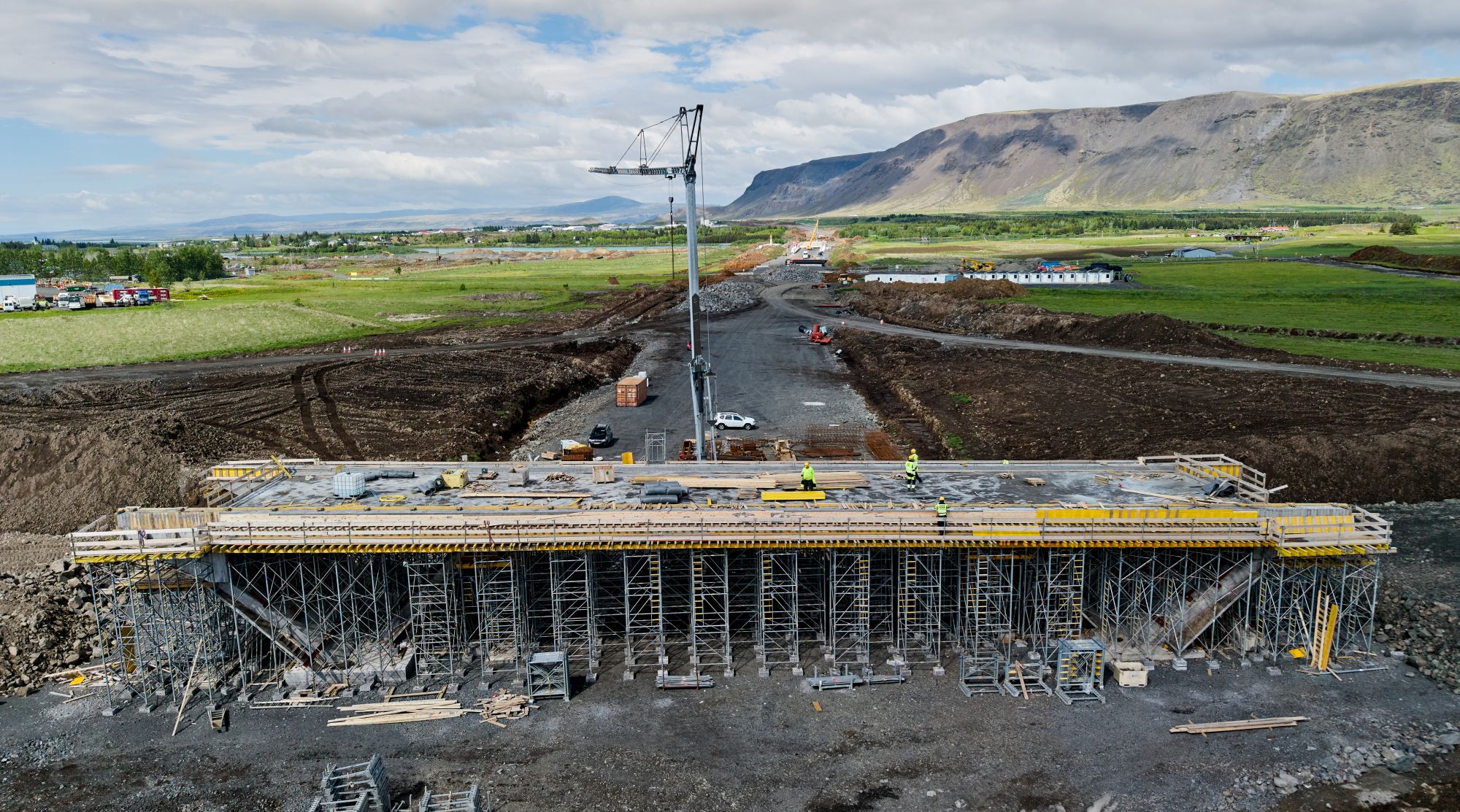 Hringvegur um Ölfusá. Vegbrú austan við Selfoss.