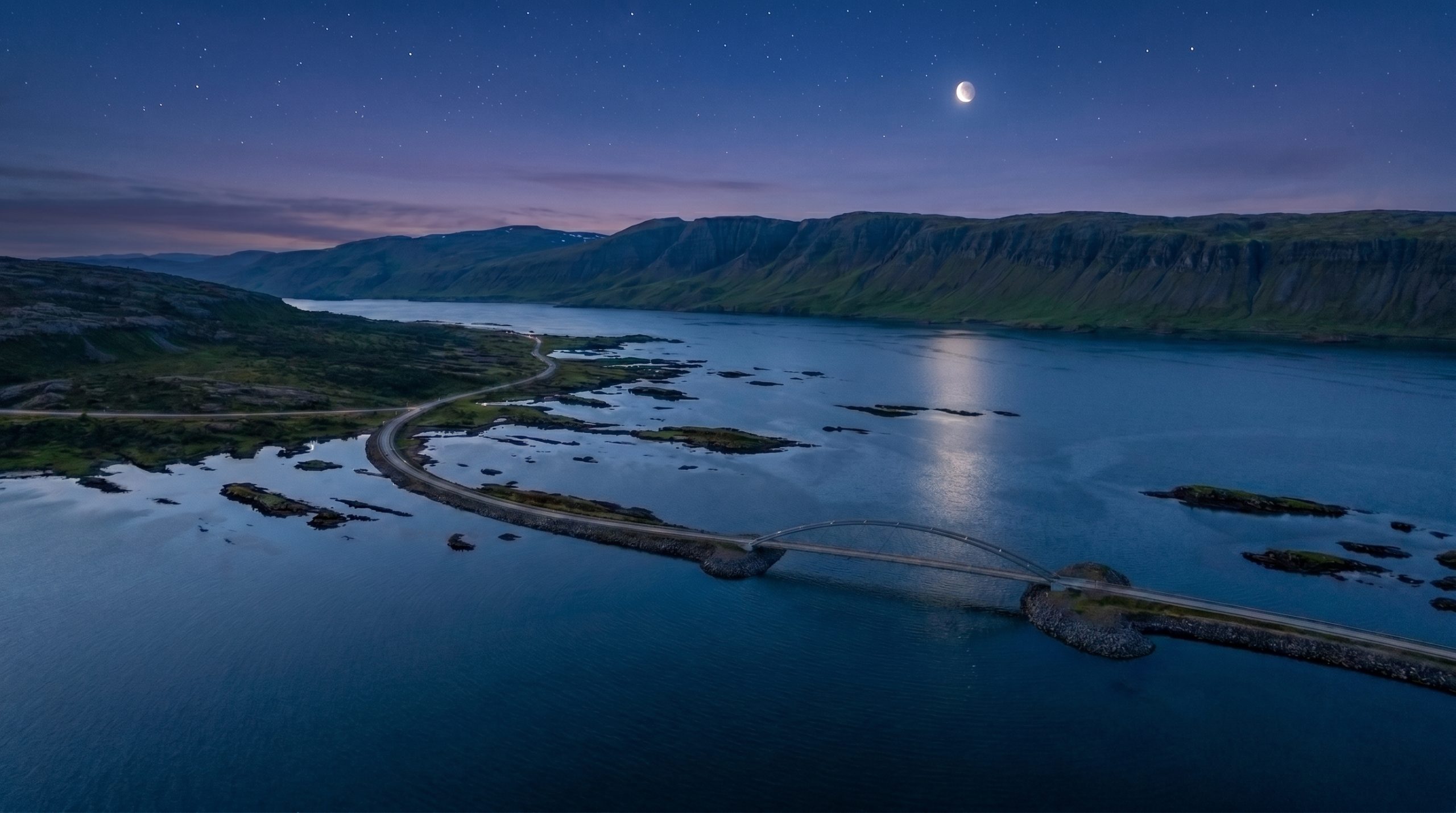 Tölvugerð mynd af brúnni yfir Djúpafjörð um nótt.