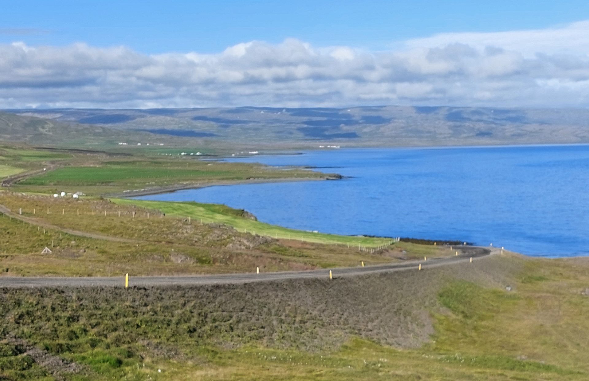 Innstrandarvegur, horft til vesturs.