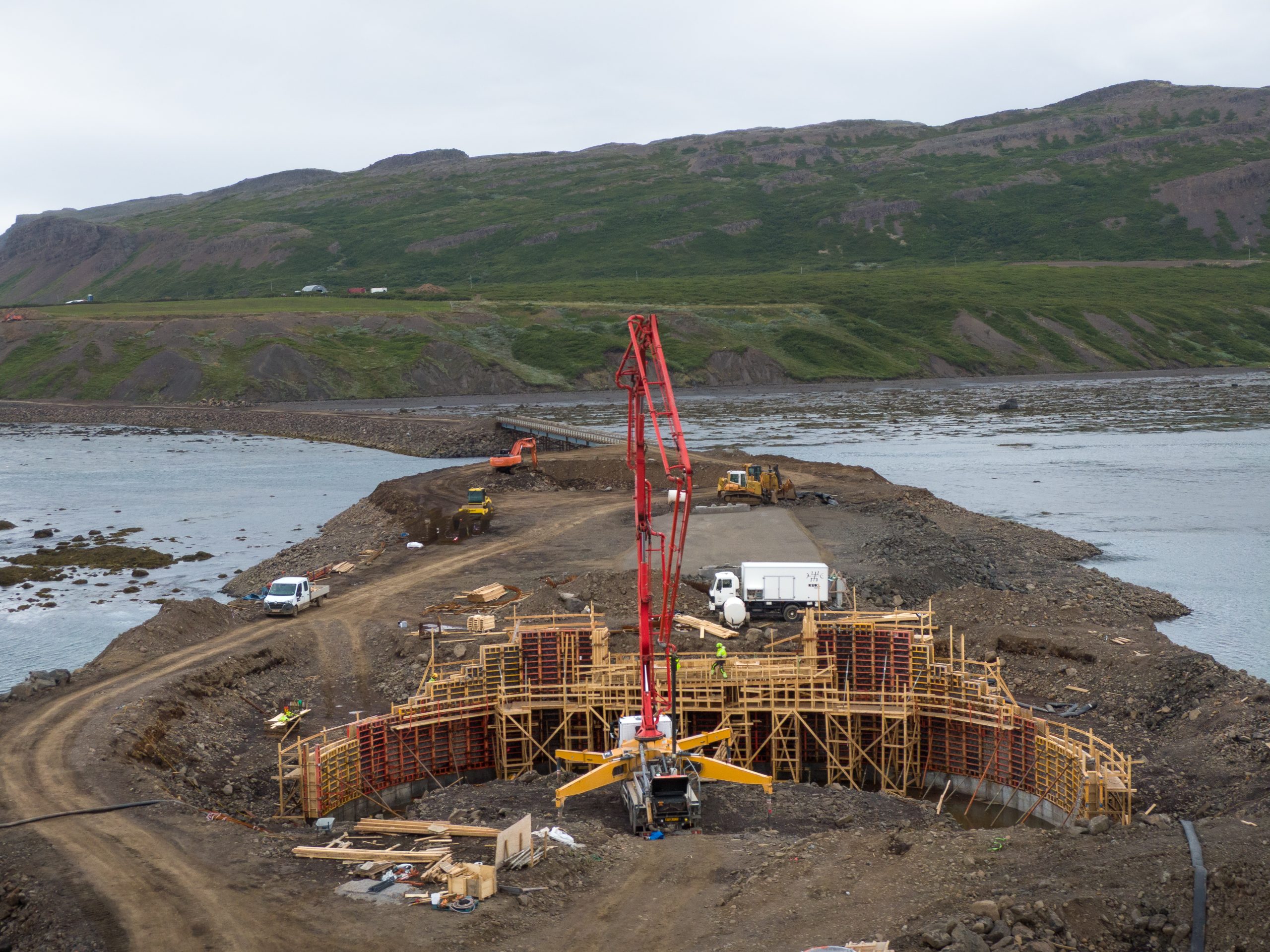 Framkvæmdir við brú yfir Gufufjörð. Í baksýn má sjá 119 m langa bráðabirgðabrú.