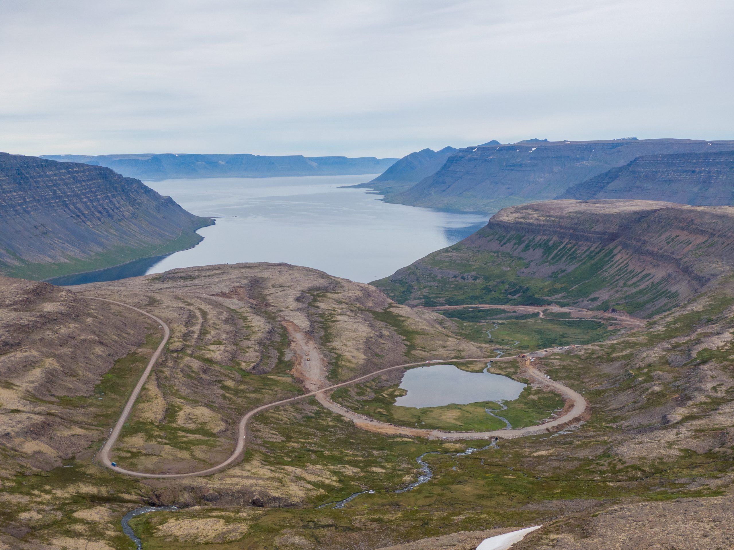 Horft yfir Arnarfjörð yfir nýja vegstæðið.