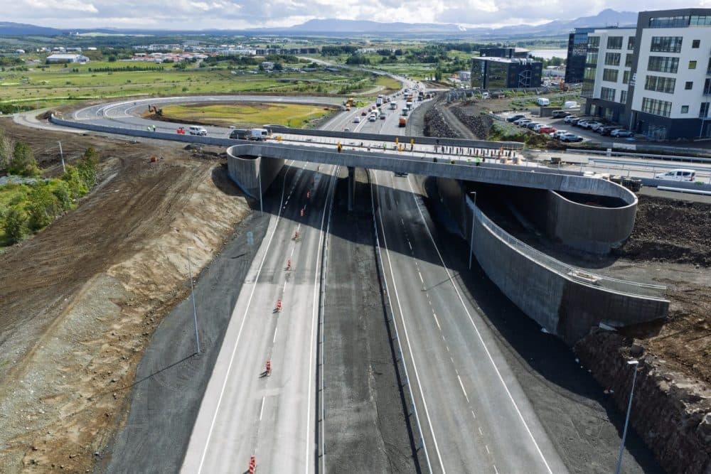 Car traffic will be moved on to the new bridge over Breiðholtsbraut.