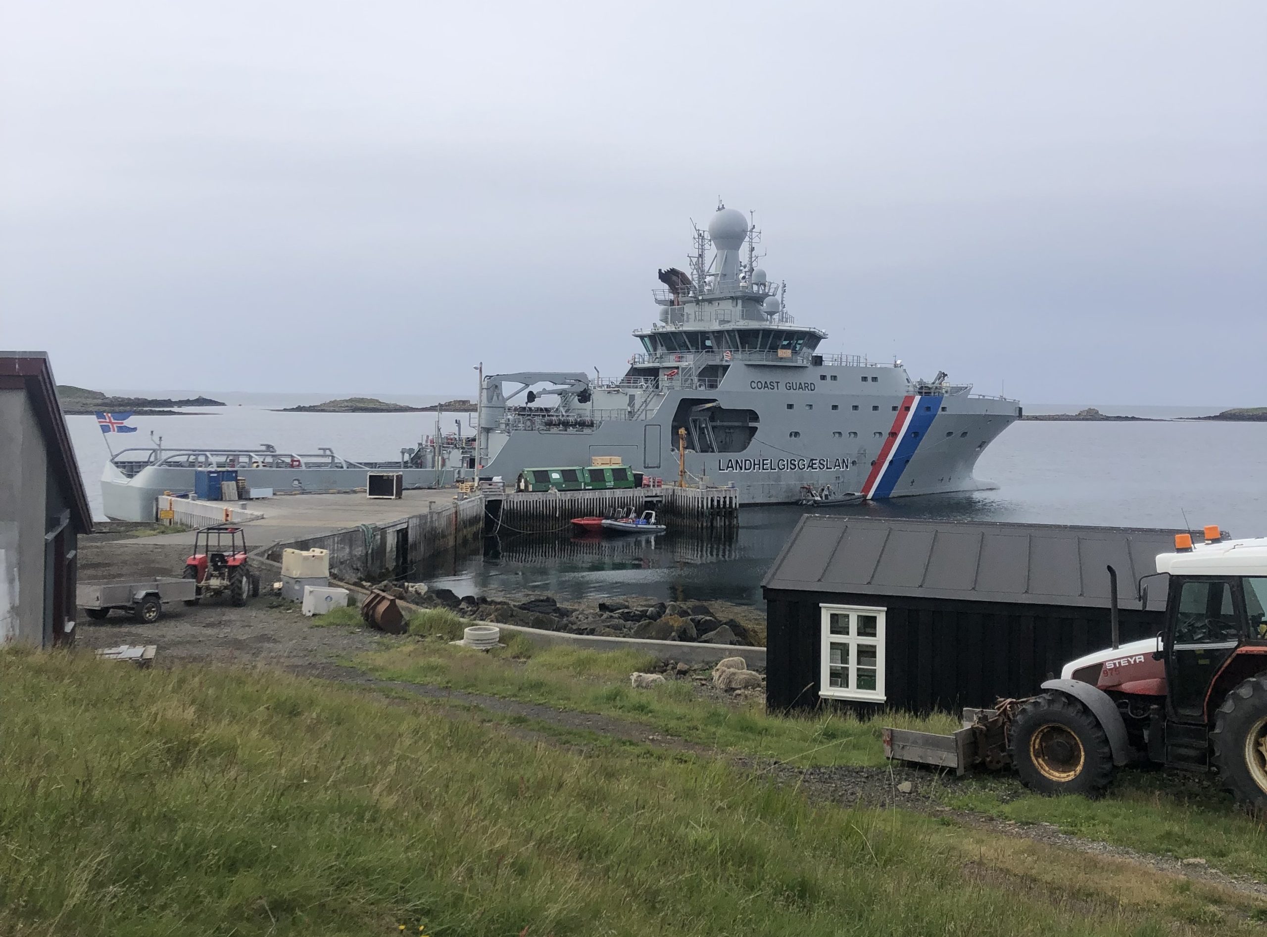 Varðskipið Þór flutti vatn til Flateyjar. Mynd: Tryggvi Gunnarsson