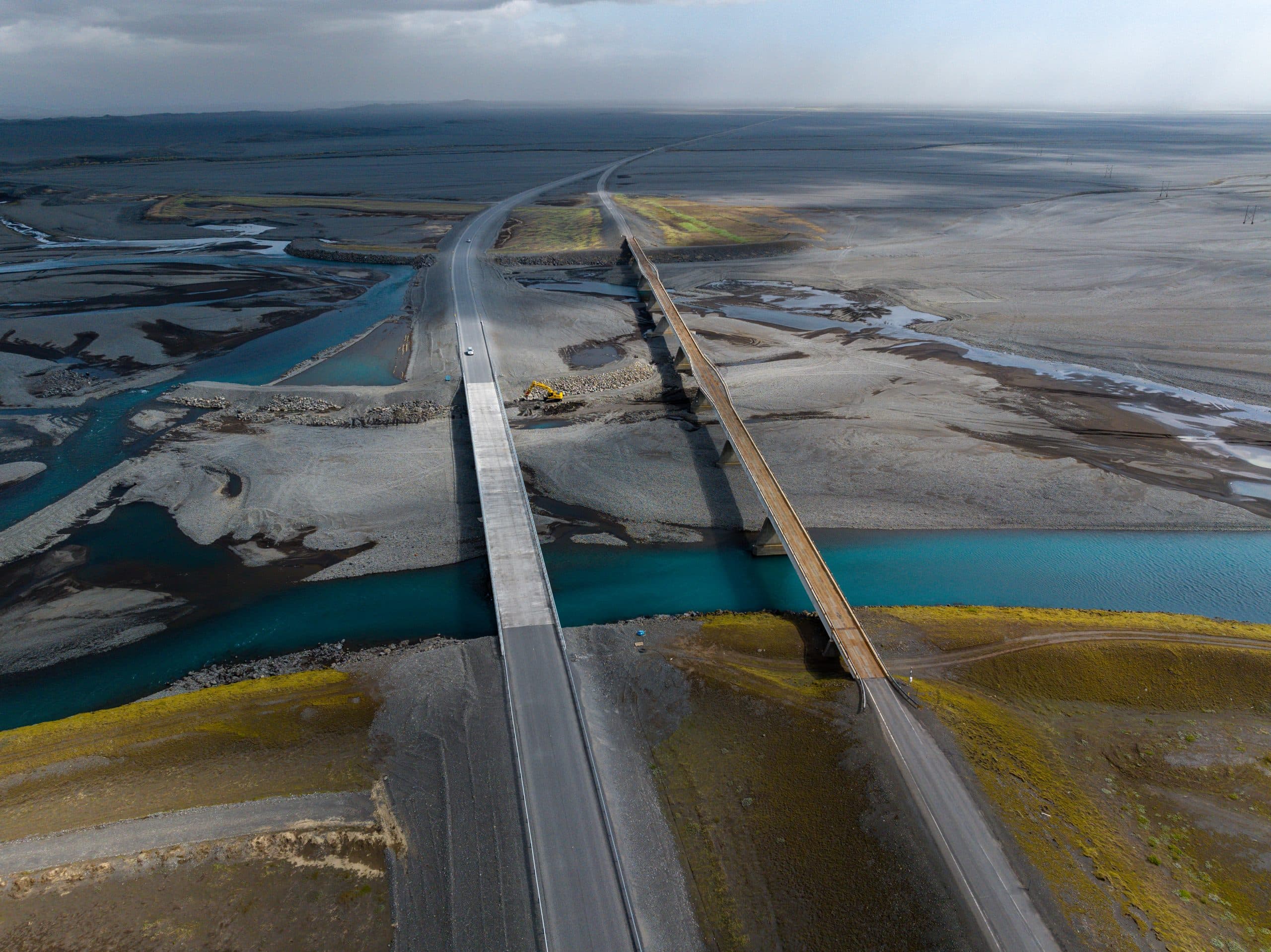 Á Hringveginum eru 229 brýr og enn eru 26 þeirra einbreiðar. Hér er ný brú yfir Núpsvötn sem opnuð var árið 2023 og við hlið hennar eldri einbreið brú.