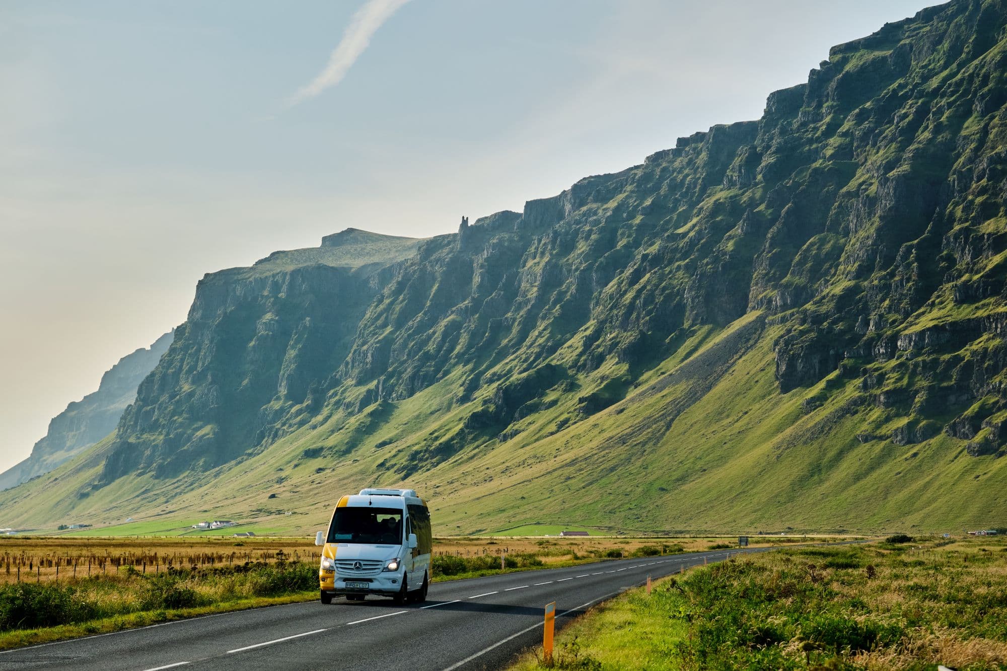 Landsbyggðastrætó á ferð undir Eyjafjöllum.