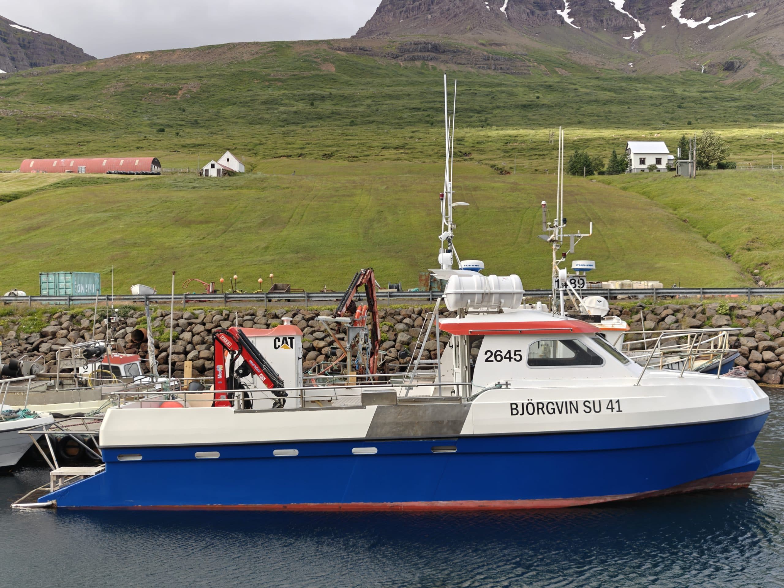 Björgvin SU41 siglir milli Mjóafjarðar og Neskaupsstaðar.