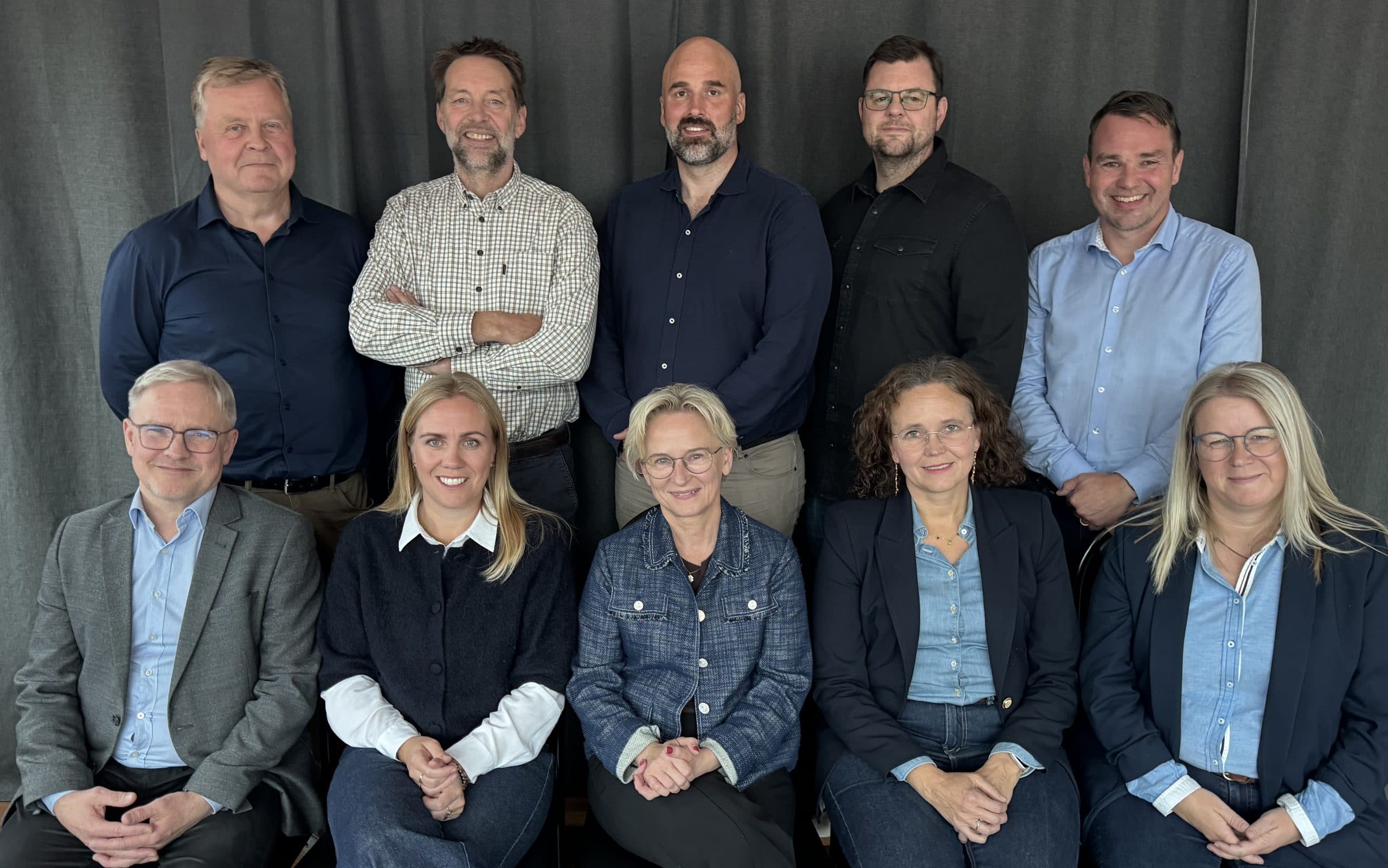 Framkvæmdastjórn Vegagerðarinnar. Efri röð f.v. Svanur G. Bjarnason, svæðisstjóri Suðursvæðis,, Loftur Þór Jónsson, svæðisstjóri Austursvæðis, Pálmi Þór Sævarsson, svæðisstjóri Vestursvæðis, Helgi Gunnarsson framkvæmdastjóri fjármála, Guðmundur Valur Guðmundsson, framkvæmdastjóri mannvirkjasviðs,. Neðri röð f.v. Stefán Erlendsson lögfræðingur, Margrét Silja Þorkelsdóttir, svæðisstjóri Norðursvæðis, Bergþóra Þorkelsdóttir forstjóri, Bryndís Friðriksdóttir, framkvæmdastjóri þróunarsviðs og Arndís Ósk Ólafsdóttir Arnalds, framkvæmdastjóri viðhalds- og þjónustusviðs.