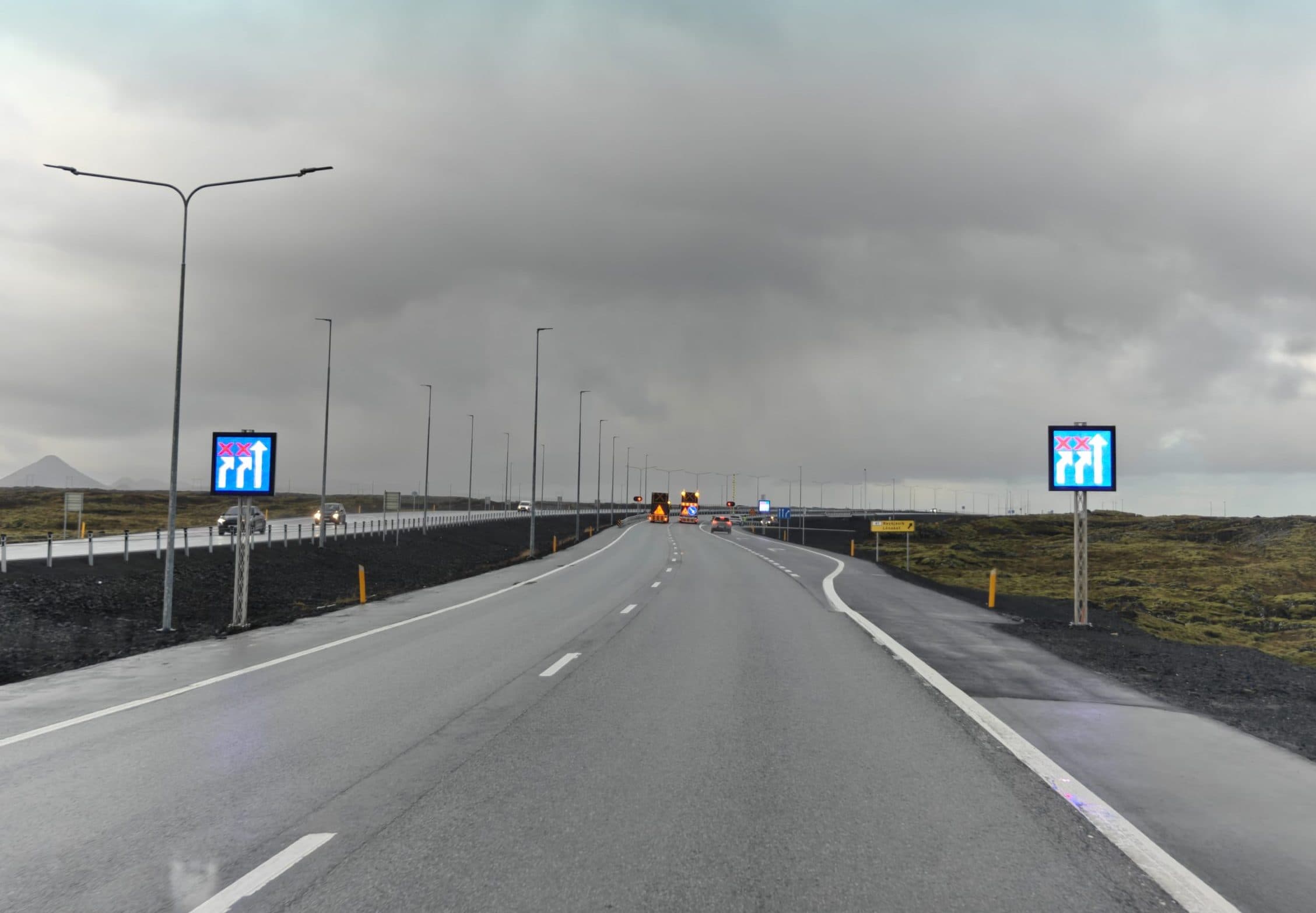 Skilti vísar ökumönnum út af brautinni og niður að hringtorginu við Rauðamel.