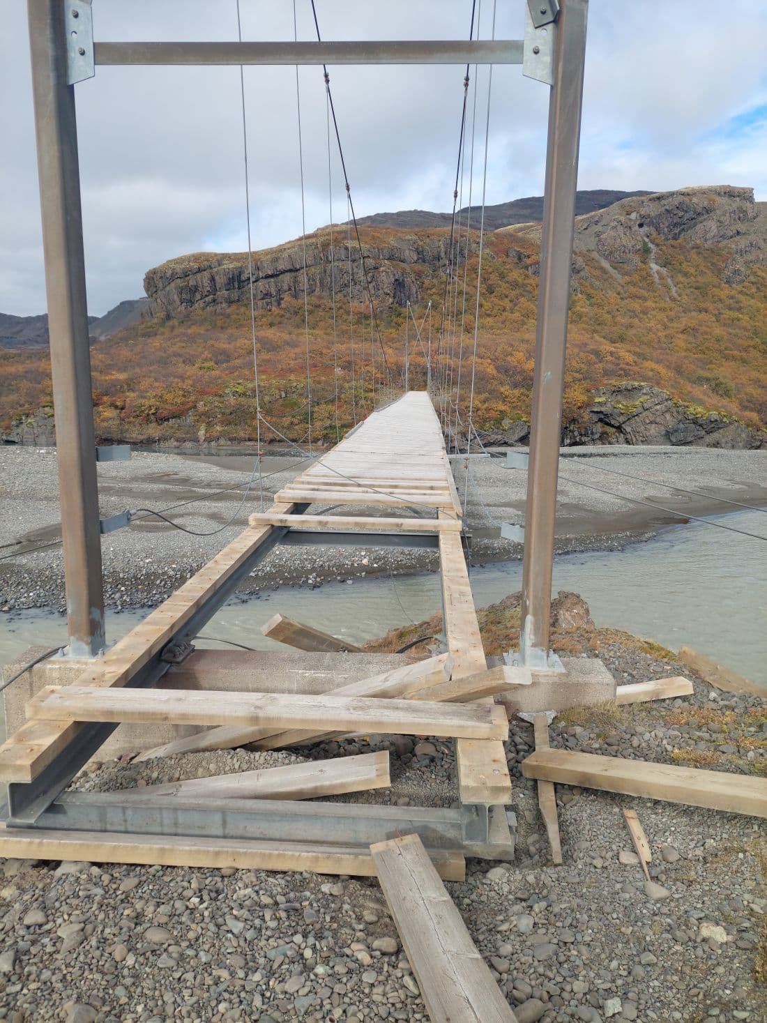 Brúargólfið á göngubrúnni við Eskifell fór illa.