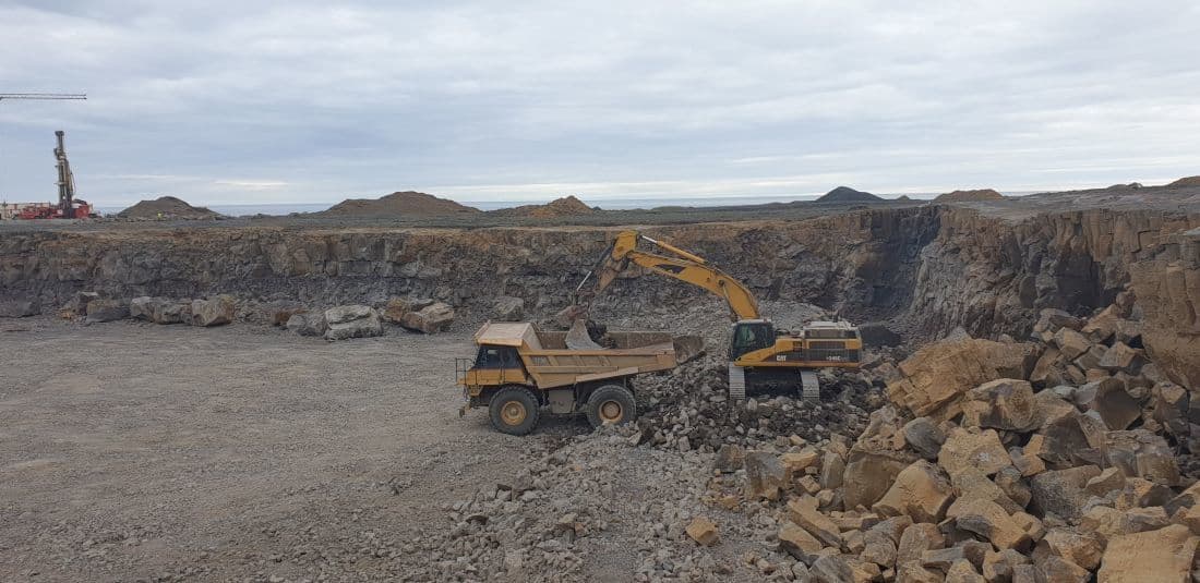 Efnið í framkvæmdirnar er fengið af lóð Landeldis ehf. en þar er unnið við landmótun fyrir fiskeldi á landi.