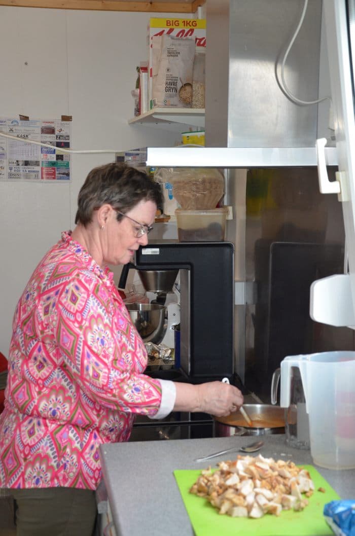 Hrefna eldar ilmandi súpu í eldhúsgámnum.