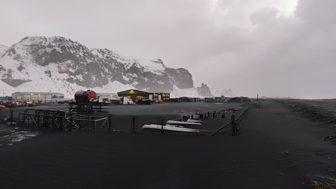 Lóð Vegagerðarinnar í Vík fylltist af sandi.