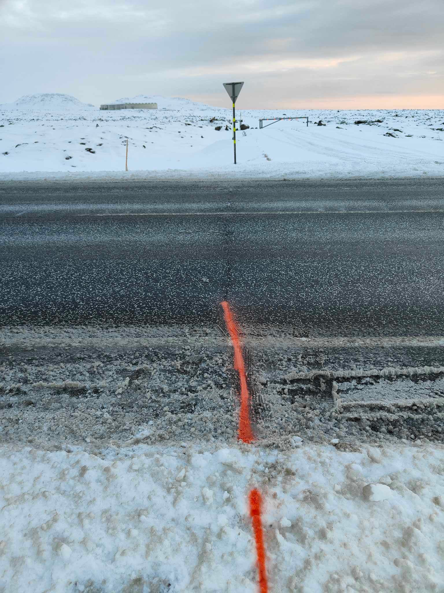 Landriss gætir á Grindavíkurvegi og nokkrar sprungur hafa myndast.