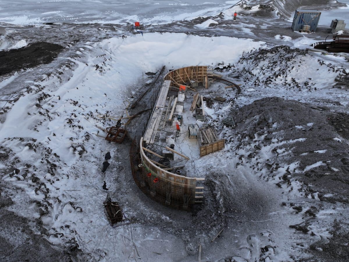Framkvæmdir við austari landstöpul brúar yfir Hornafjarðarfljót.
