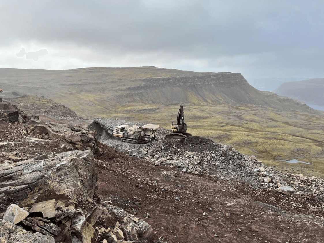 Unnið að mölun á styrktarlagi við Botnshest á Dynjandisheiði síðastliðið haust.