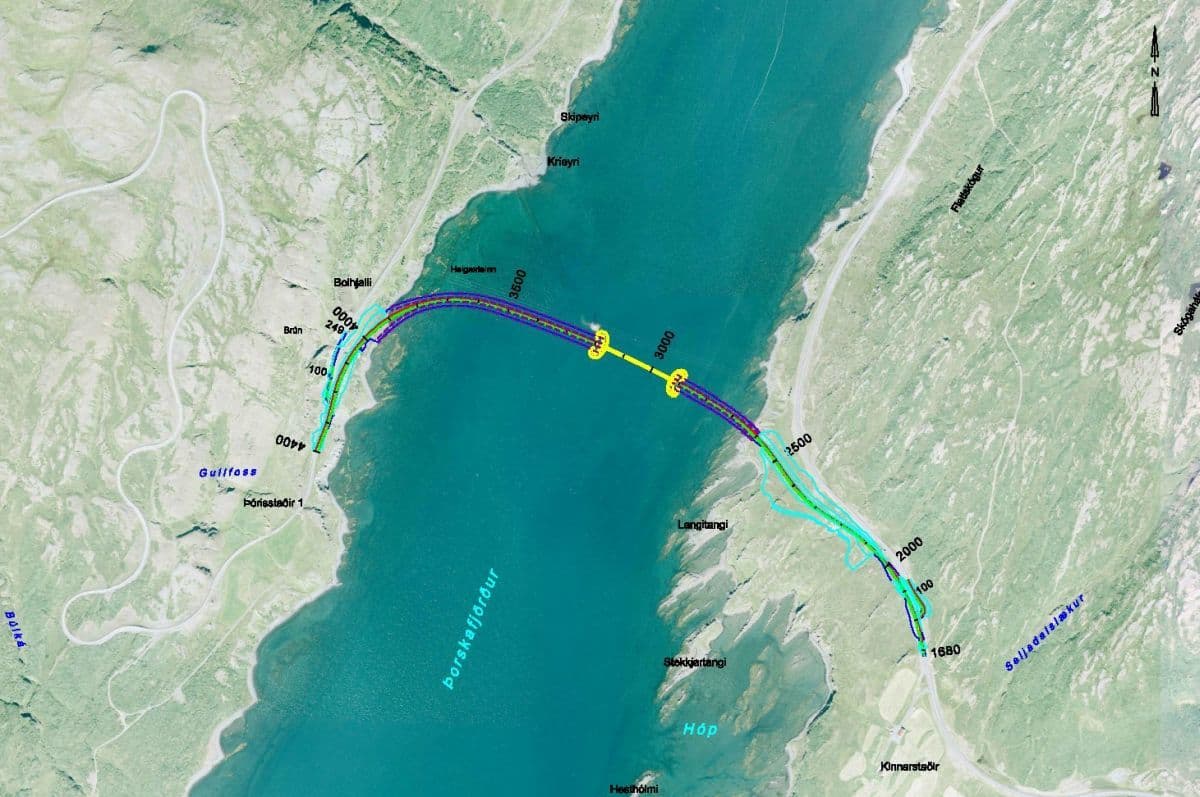 Verkið felst í nýbyggingu 2,7 km vegarkafla en innifalið í verkinu er bygging 260 m langrar steyptrar brúar.