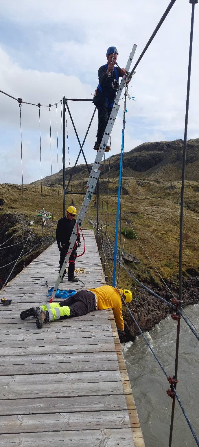 Viðgerðir á göngubrú við Eskifell yfir Jökulsá í Lóni í júní 2024.