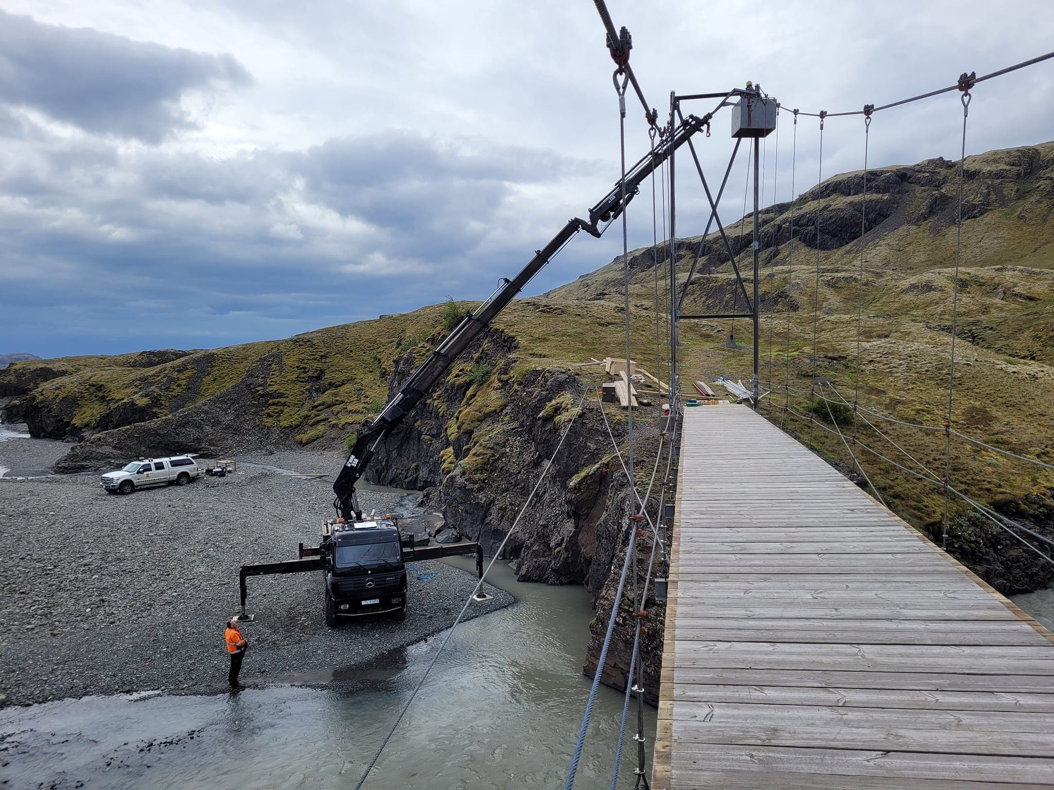 Viðgerðir á göngubrú við Eskifell yfir Jökulsá í Lóni í júní 2024.