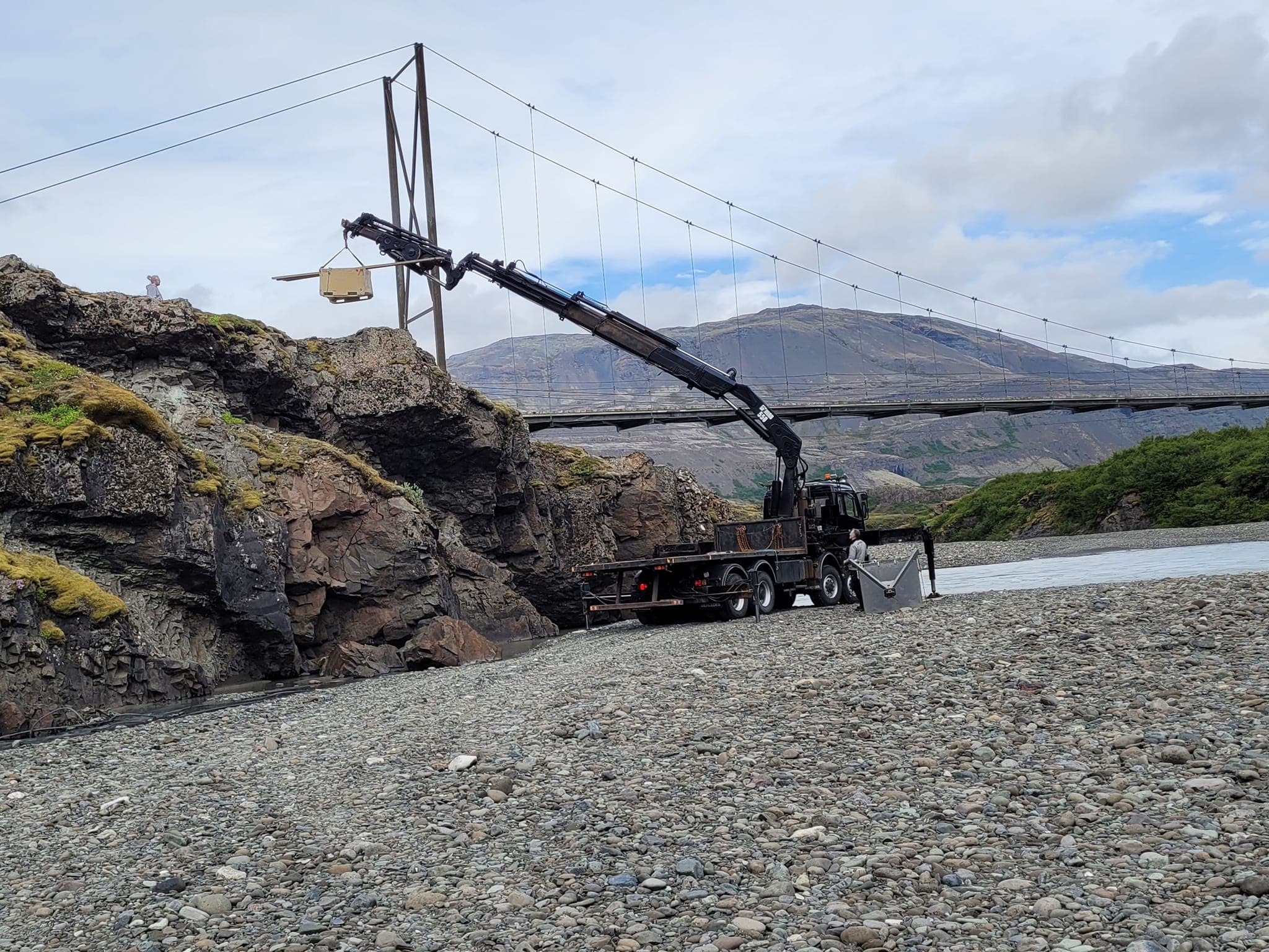 Viðgerðir á göngubrú við Eskifell yfir Jökulsá í Lóni í júní 2024.