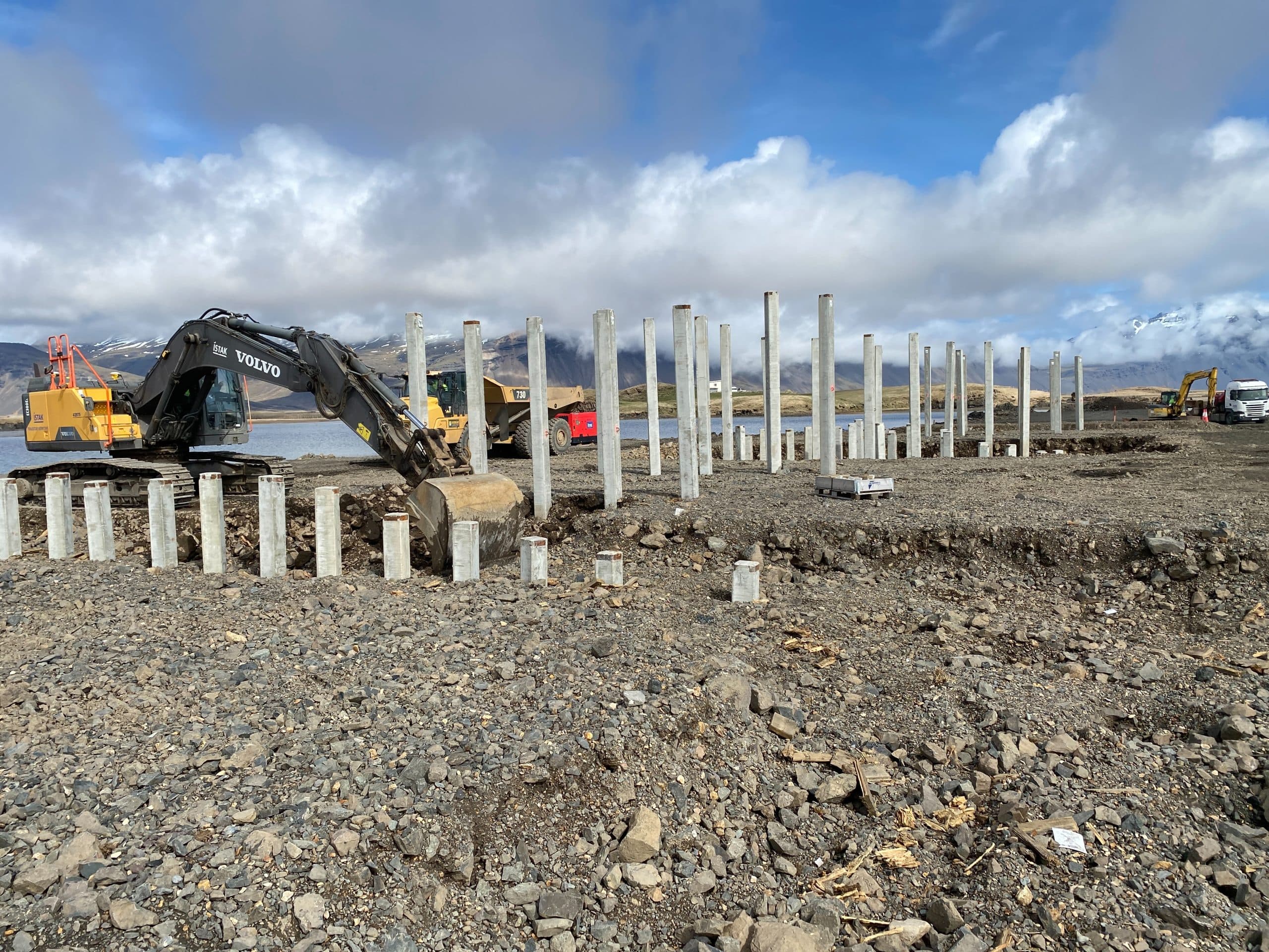 Niðurrekstrastaurar við brúnna yfir Bergá