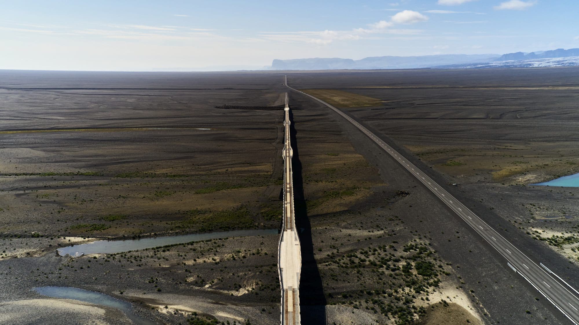 Skeiðarárbrúin stendur nú á þurru og hefur lokið hlutverki sínu. Mynd: Bjarki Jóhannsson
