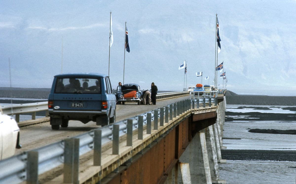 Umferðin um nýju brúna var eins og á Laugavegi um háannatíma og voru þar komnir bílar úr öllum landsfjórðungum. Mynd: Ímynd