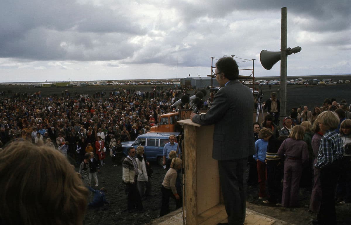 Hringvegurinn var formlega opnaður 14. júlí 1974. Þúsundir mættu á vígsluna, hvaðanæva að af landinu. Athöfnin fór fram við vestari brúarsporð Skeiðarárbrúar en hátíðin var hluti af 1100 ára afmælishátíð Íslandsbyggðar. Mynd/Ímynd